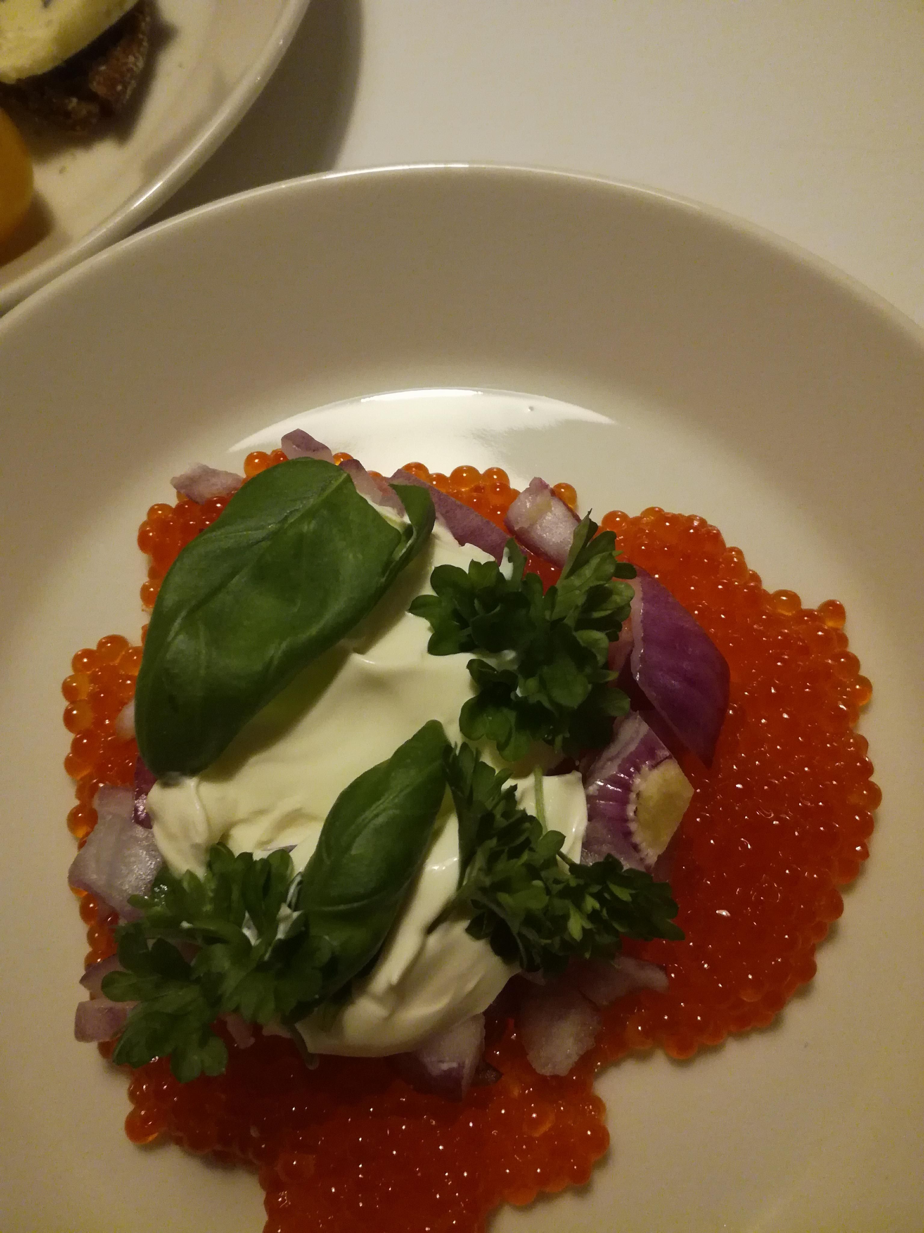 Viikonlopun herkuksi Kirsi saattaa ostaa mätiä tai koota juustotarjottimen.