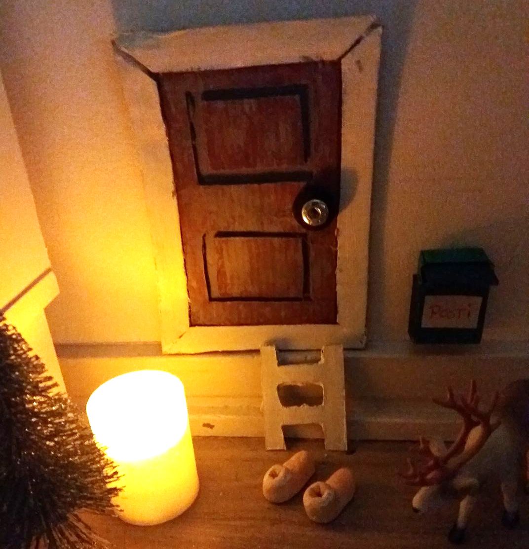 "Tyttäreni kanssa tartuttiin KK:n ohjeeseen ja pahvista syntyi tämä ovi. Oven edustan rekvisiitta lisääntynyt pikkuhiljaa." Niina Marstio