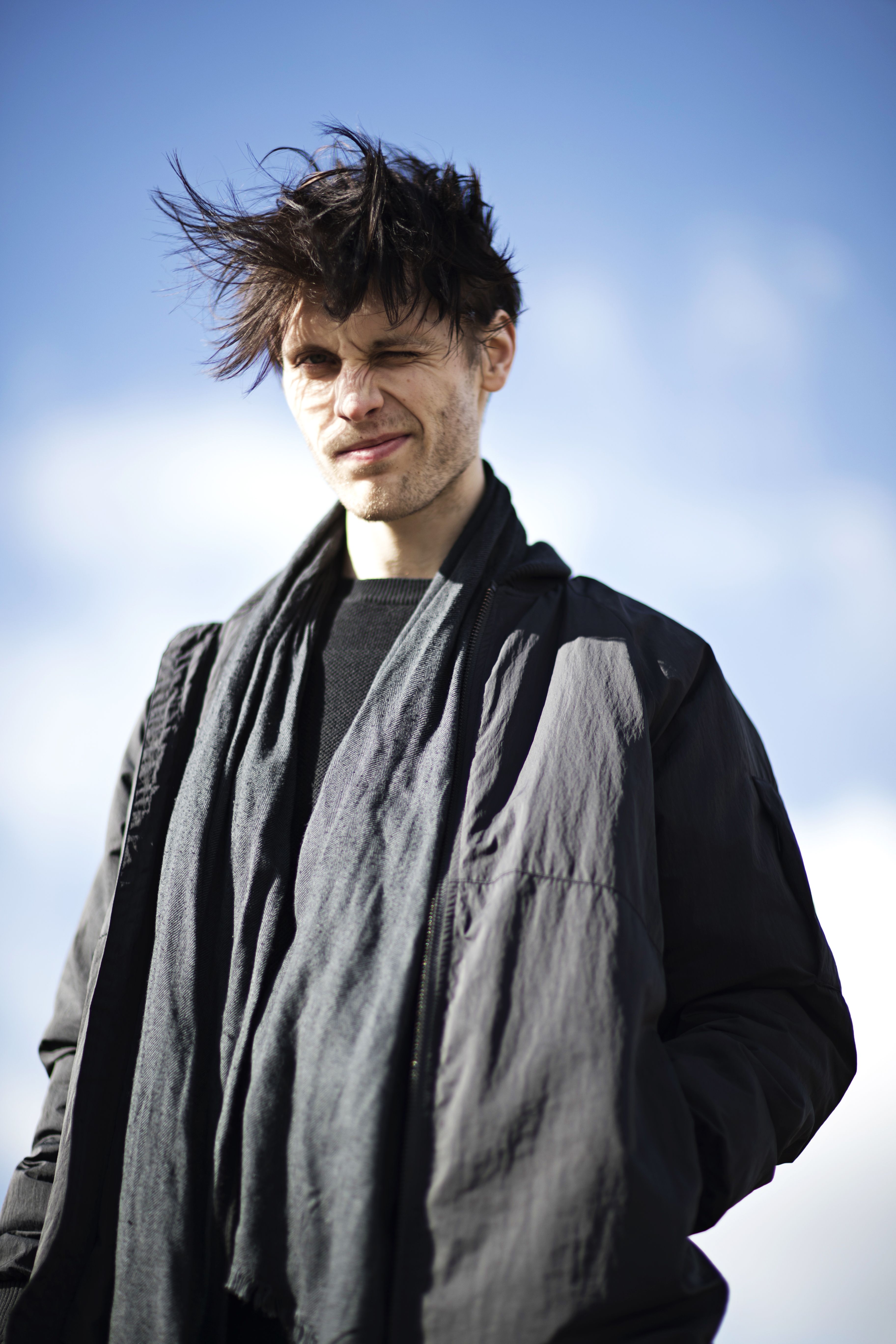 ”Parikymppisenä olin huomaavinani ikärasismia kokeneempien kirjailijoiden taholta. Sellaista päähän taputtelua, että ehkä sää poika vielä opit.”