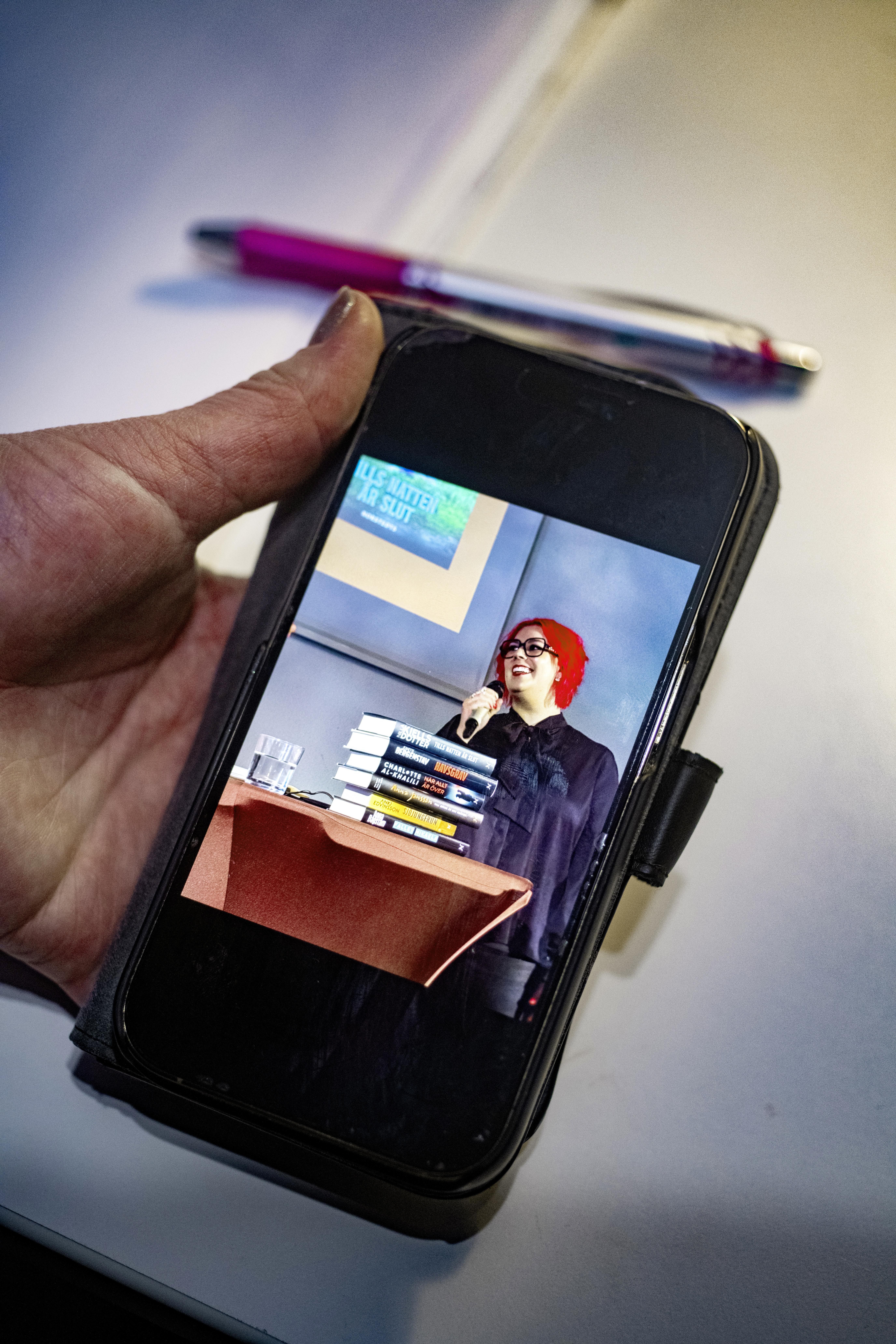 <macro_upleft> Nilla tuntee olonsa kotoisaksi myös kirjailijapiireissä. ”Haaveilen, että jonain päivänä olen myynyt miljoona kirjaa.”