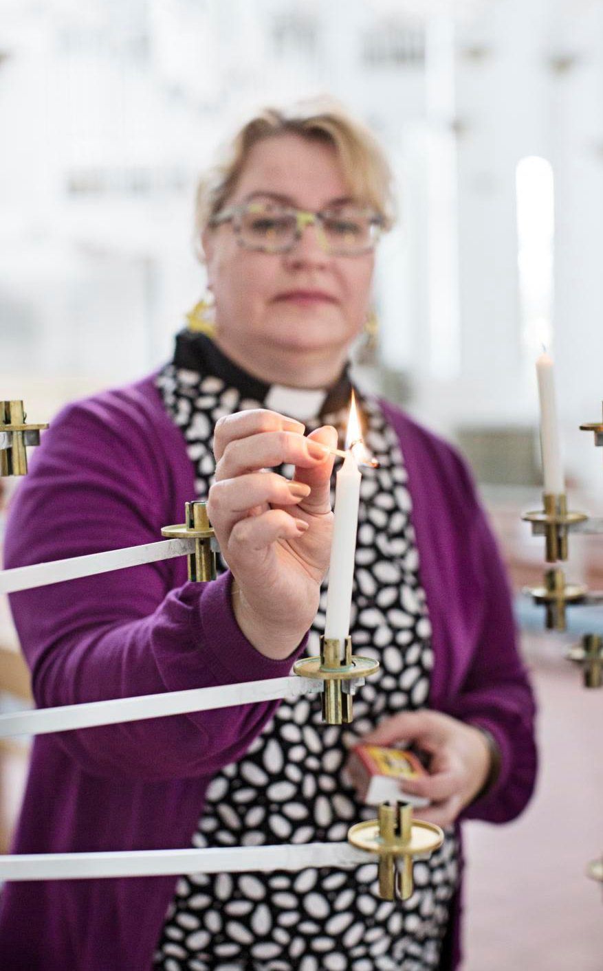 Pastori Satu-Elina Ansakselle ei ole merkitystä, mitä vainaja on elämässään saavuttanut. ”Jokainen elämä on arvokas.”