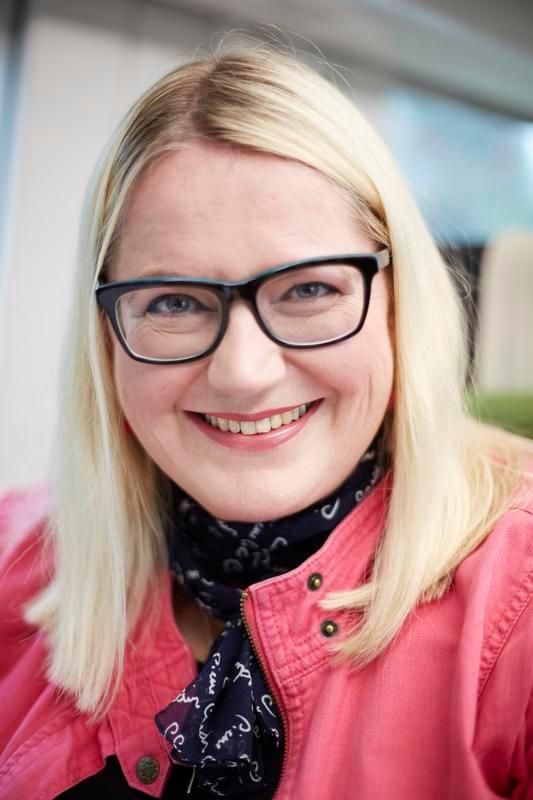 "Mikään pitkä liitto ei ole pelkkää ruusuilla tanssimista, mutta mieheni osaa tehdä minut onnelliseksi joka päivä. Aamuisin hän keittää minulle kaurapuuron. Tänä aamuna hän heräsi hirveän aikaisin vain siksi, että voisi heittää minut junalle." Paula Kuusipalo-Määttä, 51, innovaatiopäällikkö, Helsinki