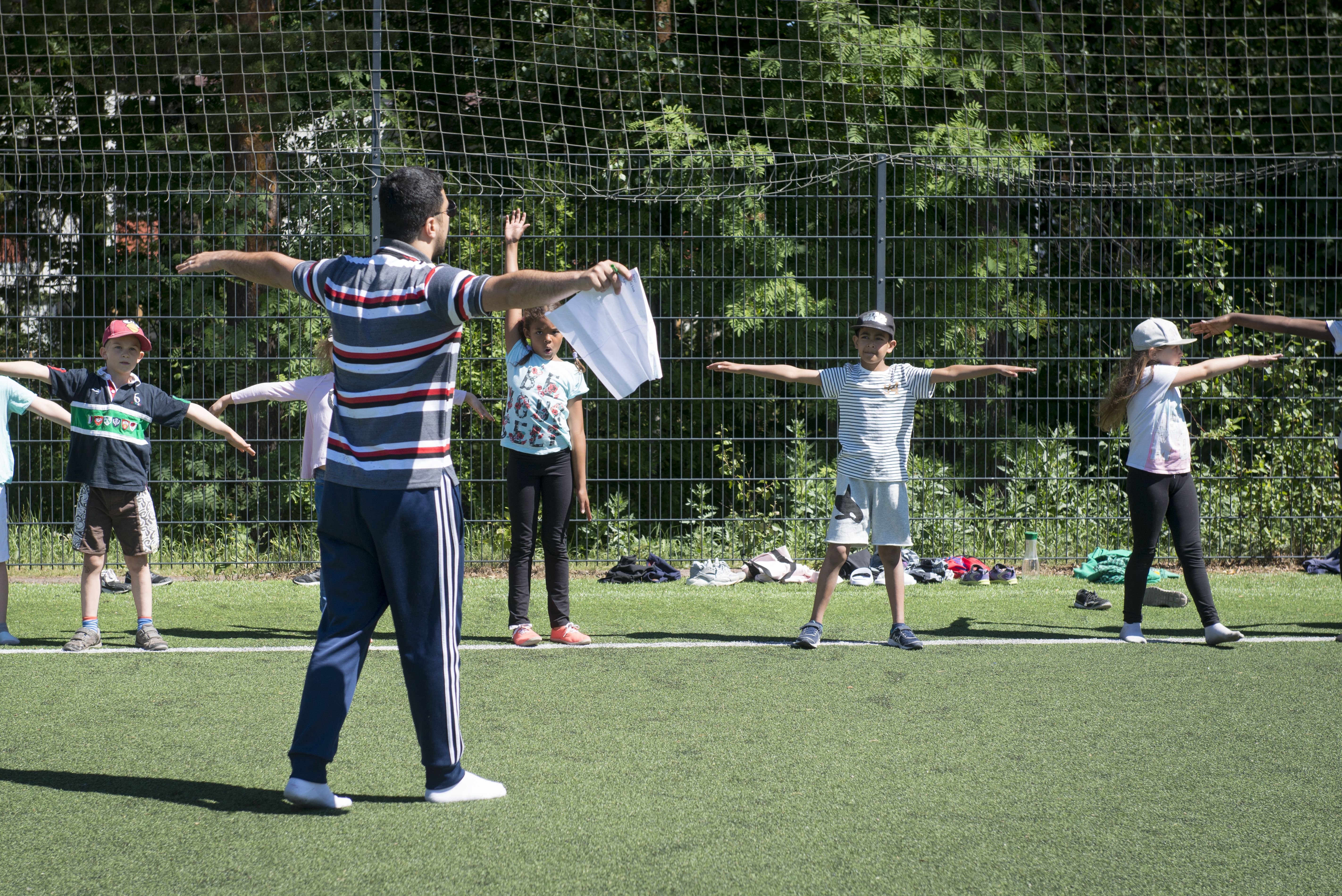 Maamerilaivaa, tanssistoppia vai kellopeliä? Tanssileiriläiset ehtivät myös ulos pihaleikkeihin. Ohjaaja Hozan innosti.