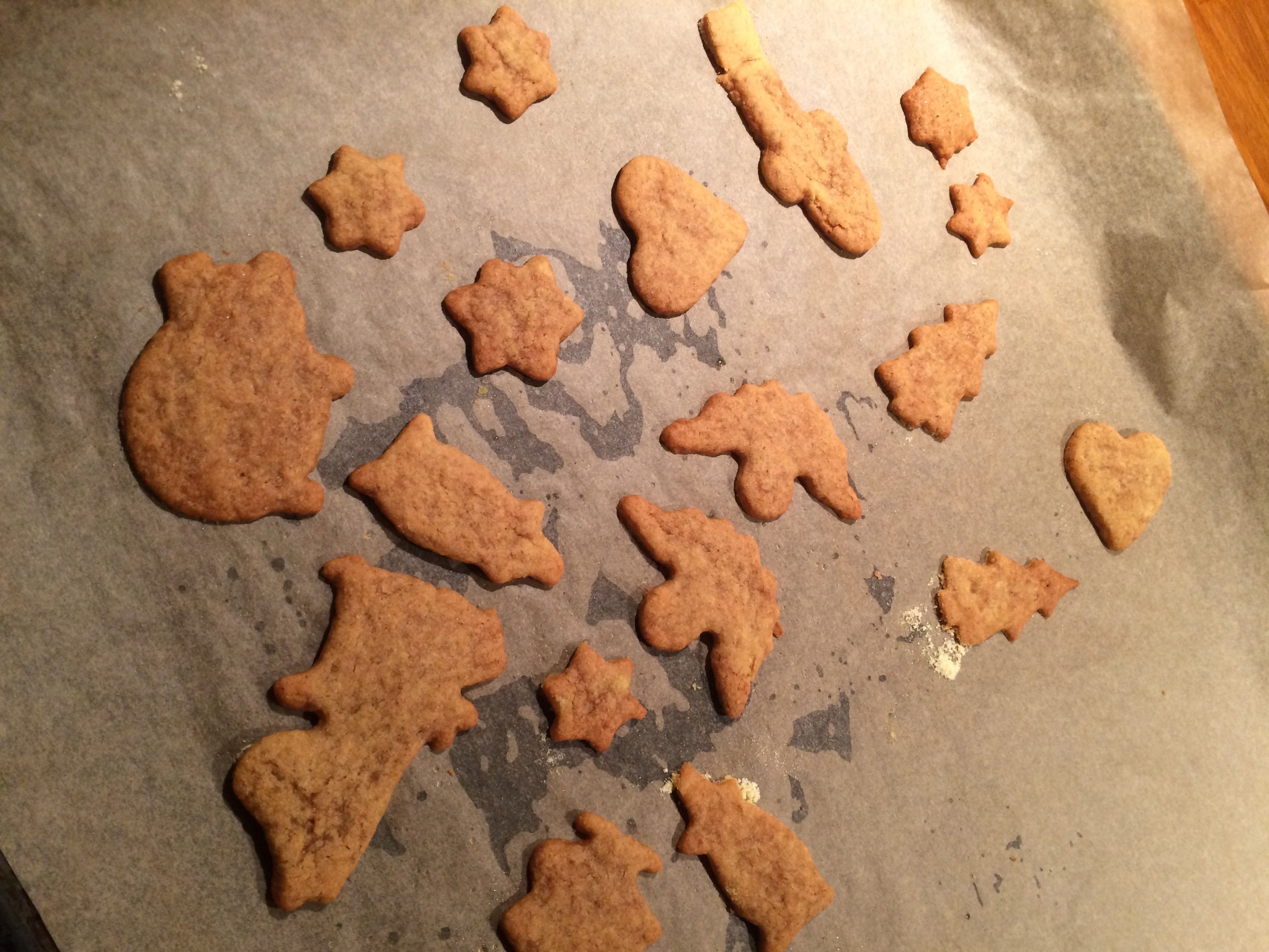 8.12.2016 hehkutin onnistumistani Facebookissa näin: ”Wuhuu, vanhat kunnon Paraisten piparit toimii jopa glutmunattomana! Vähän ryppyisiä, mutta maku kohdillaan. Taikinassa vaihdoin vain kananmunan banaaniin (ja vähän psylliumia) ja vehnäjauhot Semperin seokseen. Jauhoja ois saanu olla vieläkin enemmän, leipoessa meni melkein toinen mokoma. Jääkaappikylmänä oli pakko kaulita, lämpimänä tuo meni ihan mössöksi.”