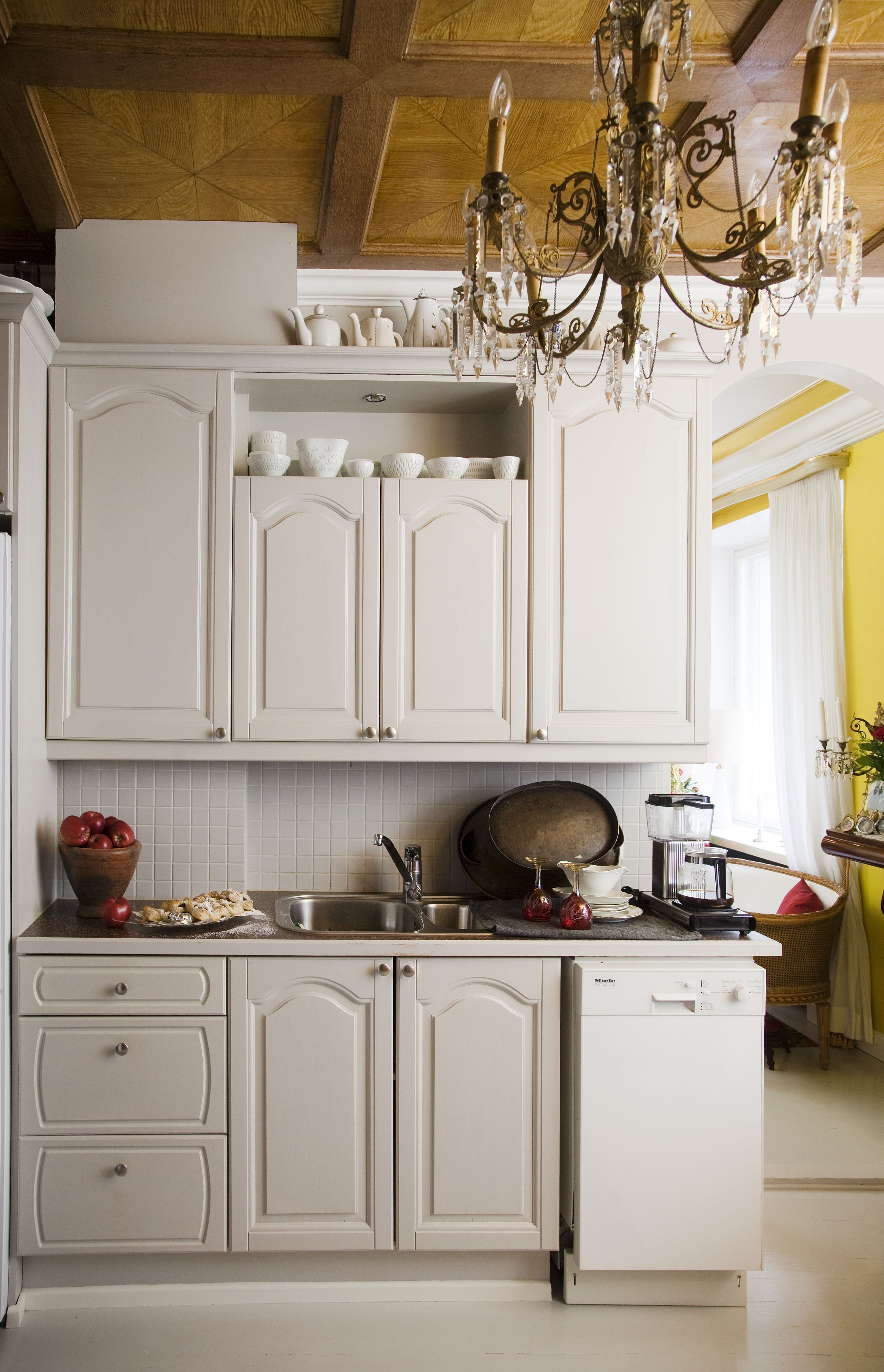 Keittiön persoonallinen kasettikatto on asunnon edellisen asukkaan ootraama.