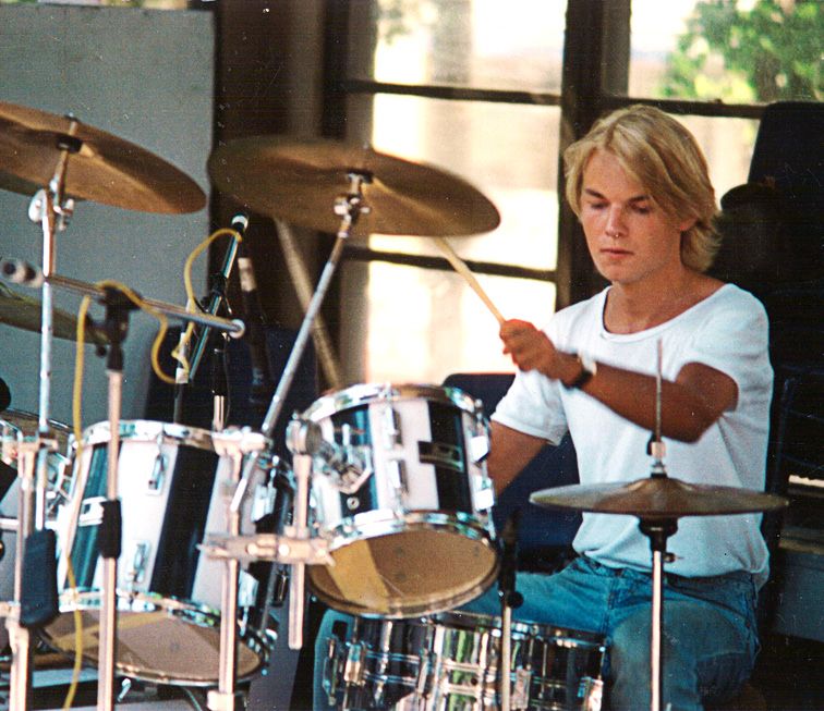 Elämän huippuhetki. Rummuissa Esplanadin lavalla heinäkuussa 1988.