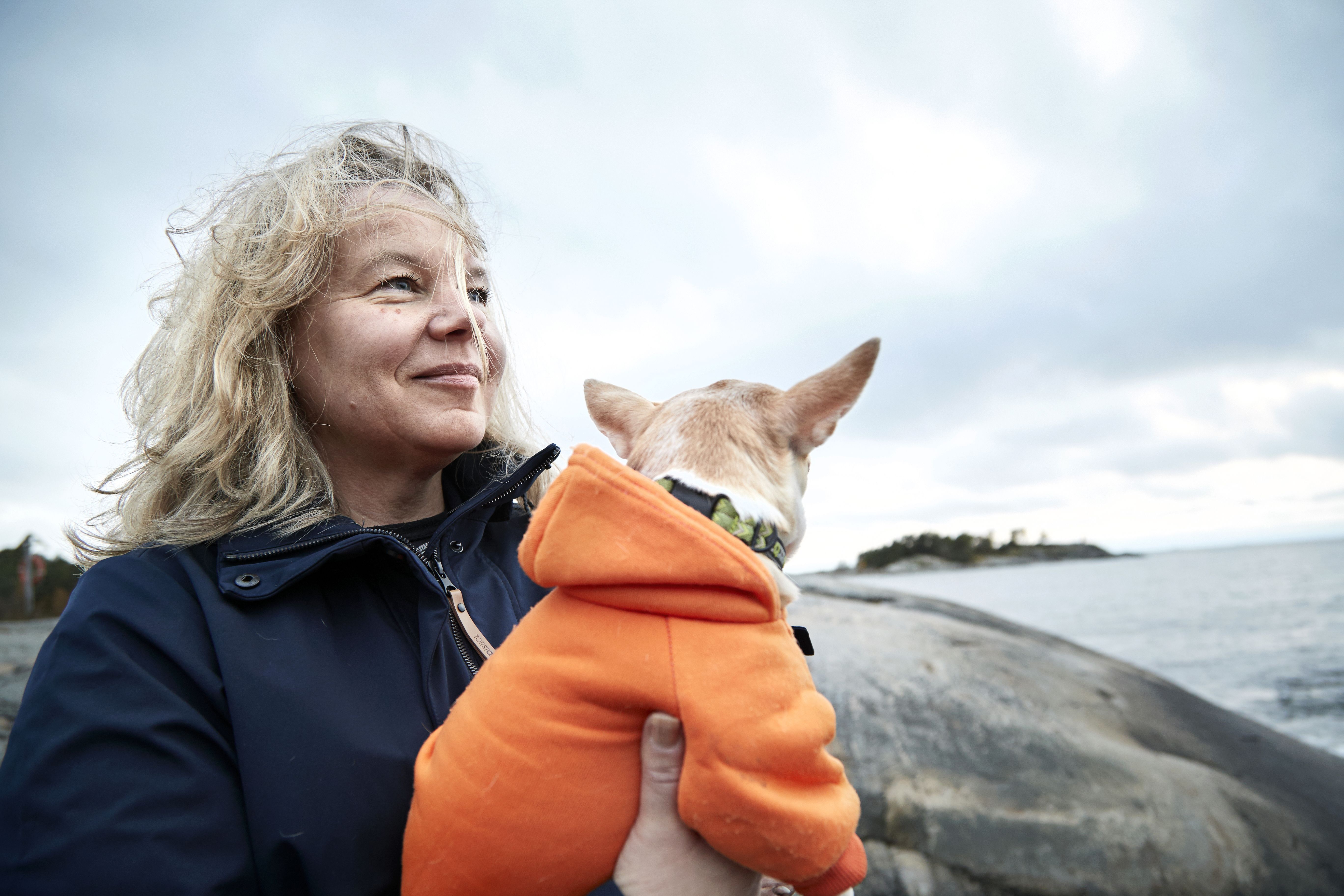 ”Pimeät ja tuuliset illat ovat parasta lääkettä sielulle. Jos saisin valita, asuisin ulkoluodolla, missä myrskyt ovat kovia”, Mikaela Goltz sanoo.