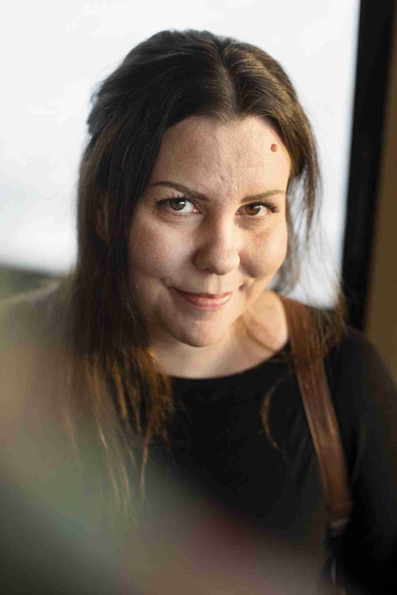 Aija puhuu positiivisuudesta varovasti. ”Sanaa käytetään niin paljon, että se on vähän ontto. Mutta minulle se ei tarkoita kestohymyä, vaan sitä, että pitää hyväksyä tosiasiat ja löytää sitä kautta tyyneys.”