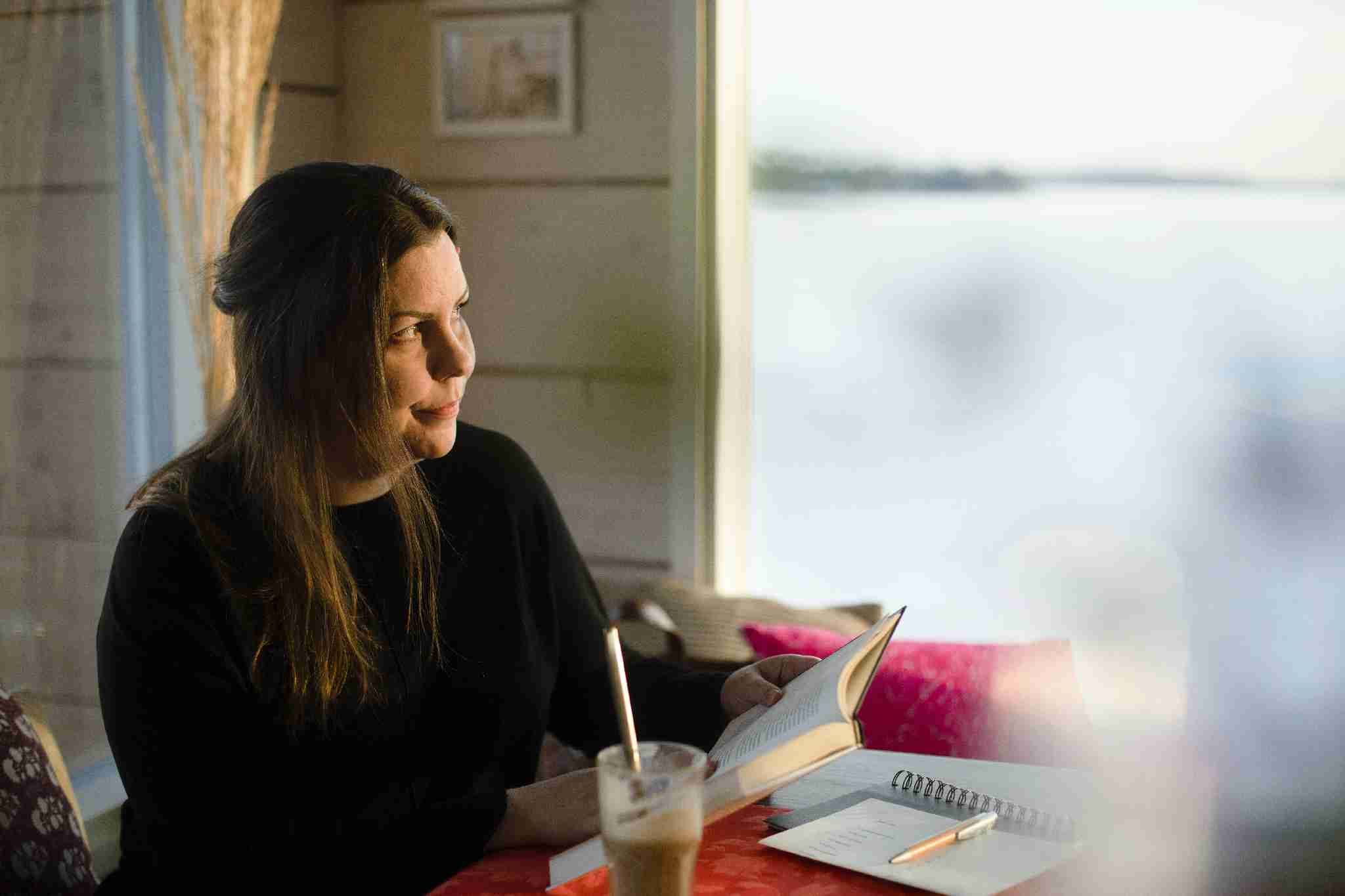 Kun sain tietää kuolevani pian, tulevaisuus yhtäkkiä katosi. Myöhemmin ymmärsin, että tulevaisuuteni vain lyheni. Ja vielä myöhemmin ymmärsin, että meillä kaikilla on vain tämä hetki.