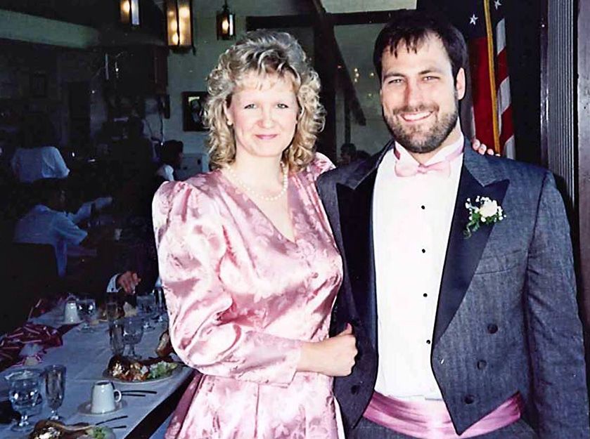 Me onnelliset Omerin siskon häissä 1980-90-luvun taitteessa. Minä olin morsiusneitona ja puin kiltisti päälleni morsiamen valitseman puvun.