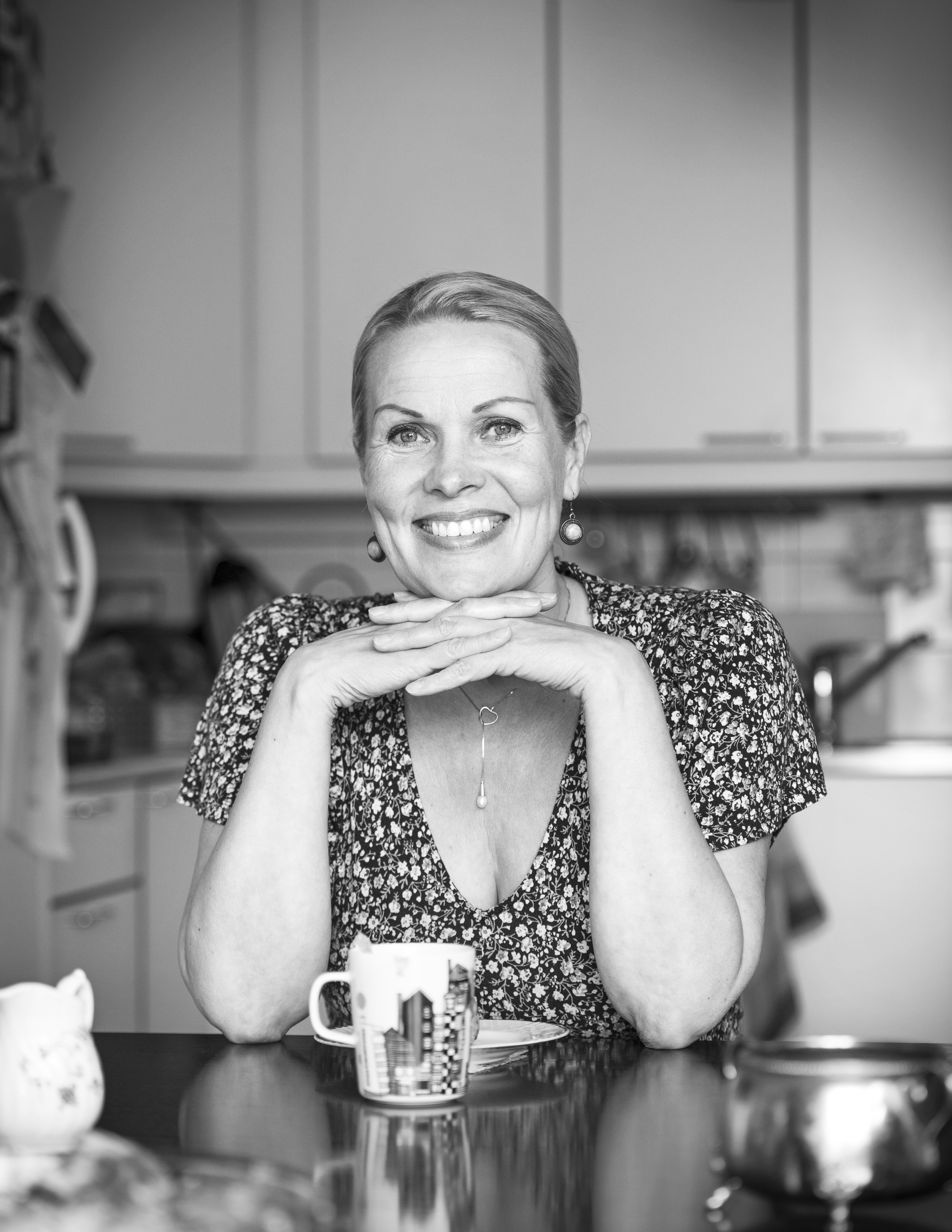 Nina Honkanen on 54-vuotias kirjailija, joka asuu Helsingissä. Perheeseen kuuluvat puoliso, näyttelijä Hannu-Pekka Björkman sekä neljä poikaa.