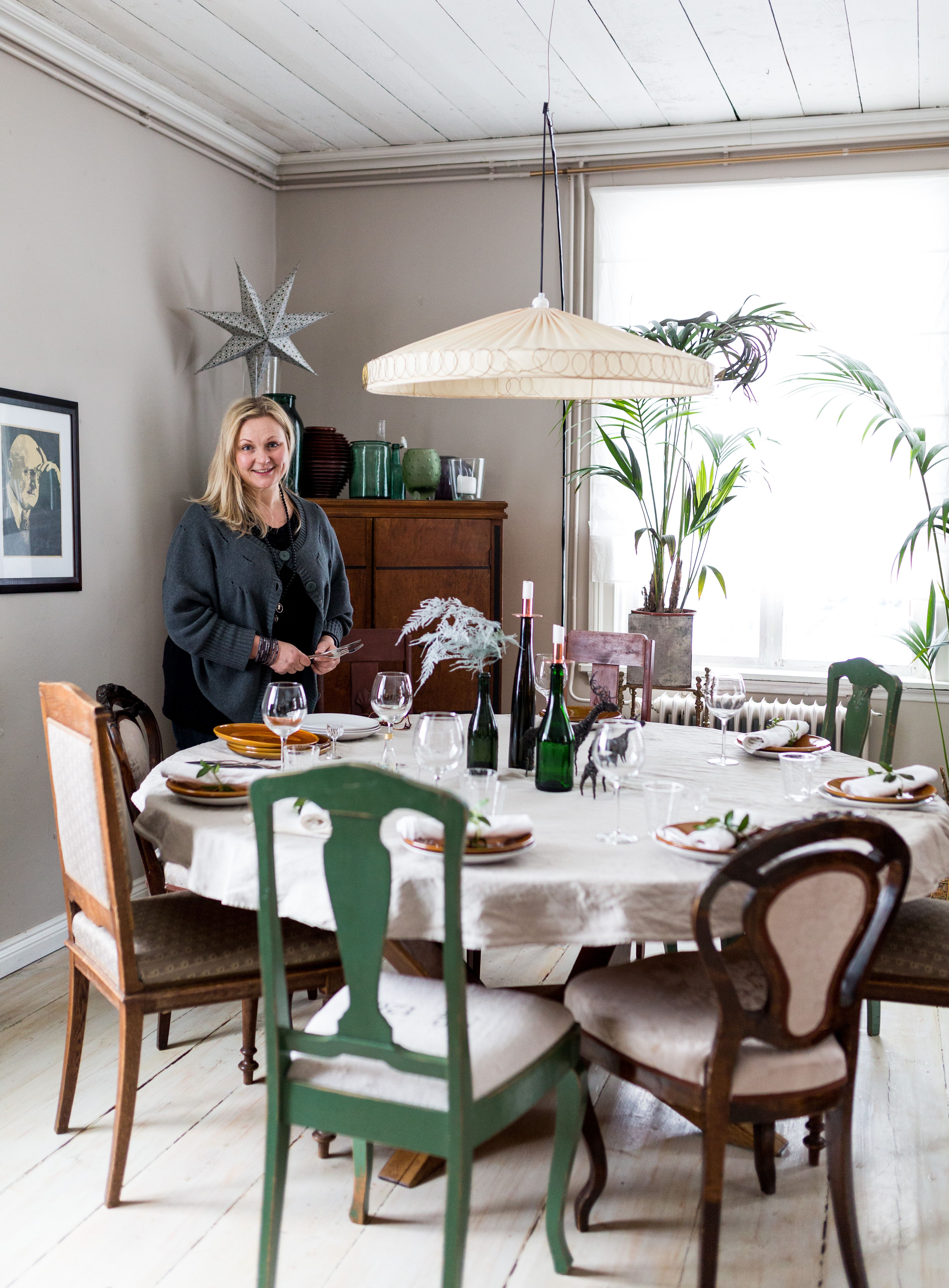 Annina kattaa joulupöydän saliin usein isolle perhekunnalle. Myös menussa kaikille maistuvat perinteet ja nostalgia.