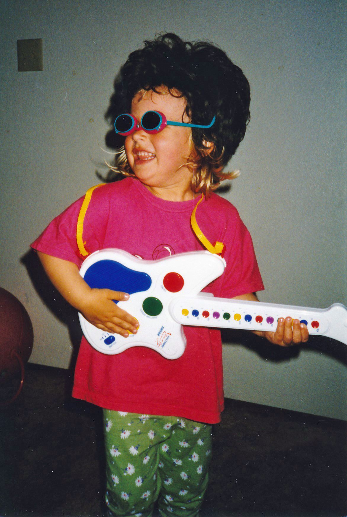 Sara osoitti musikaalisuuden ja pelleilyn lahjoja jo lapsena.