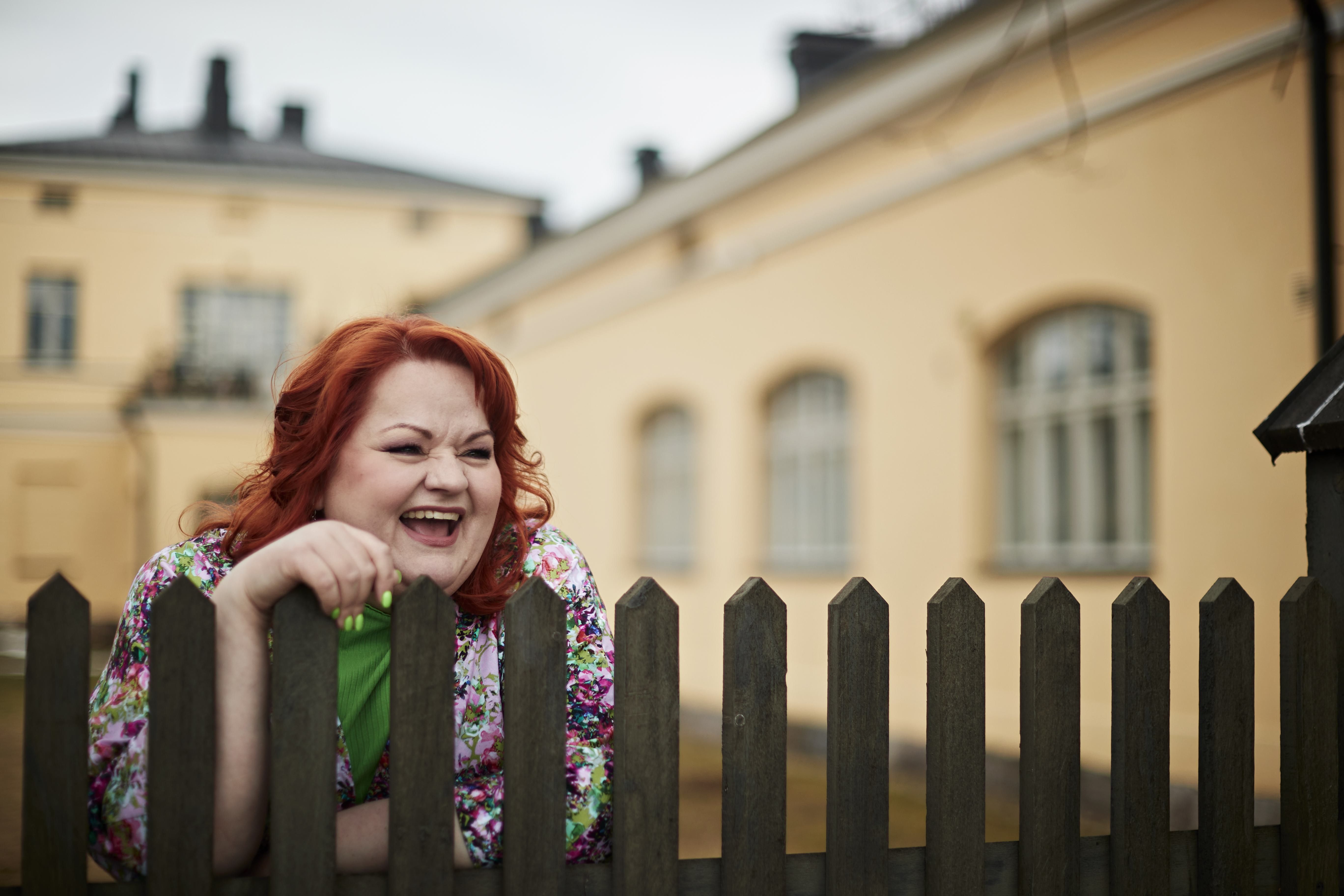 ”Naisten kokemat kivut ja oireet ovat tutkitusti alihoidettuja. En voi olla miettimättä, olisiko hoito tasa-arvoisempaa, jos vaihdevuodet aiheuttaisivat yhtä hankalia oireita miehille”, Millariikka sanoo.