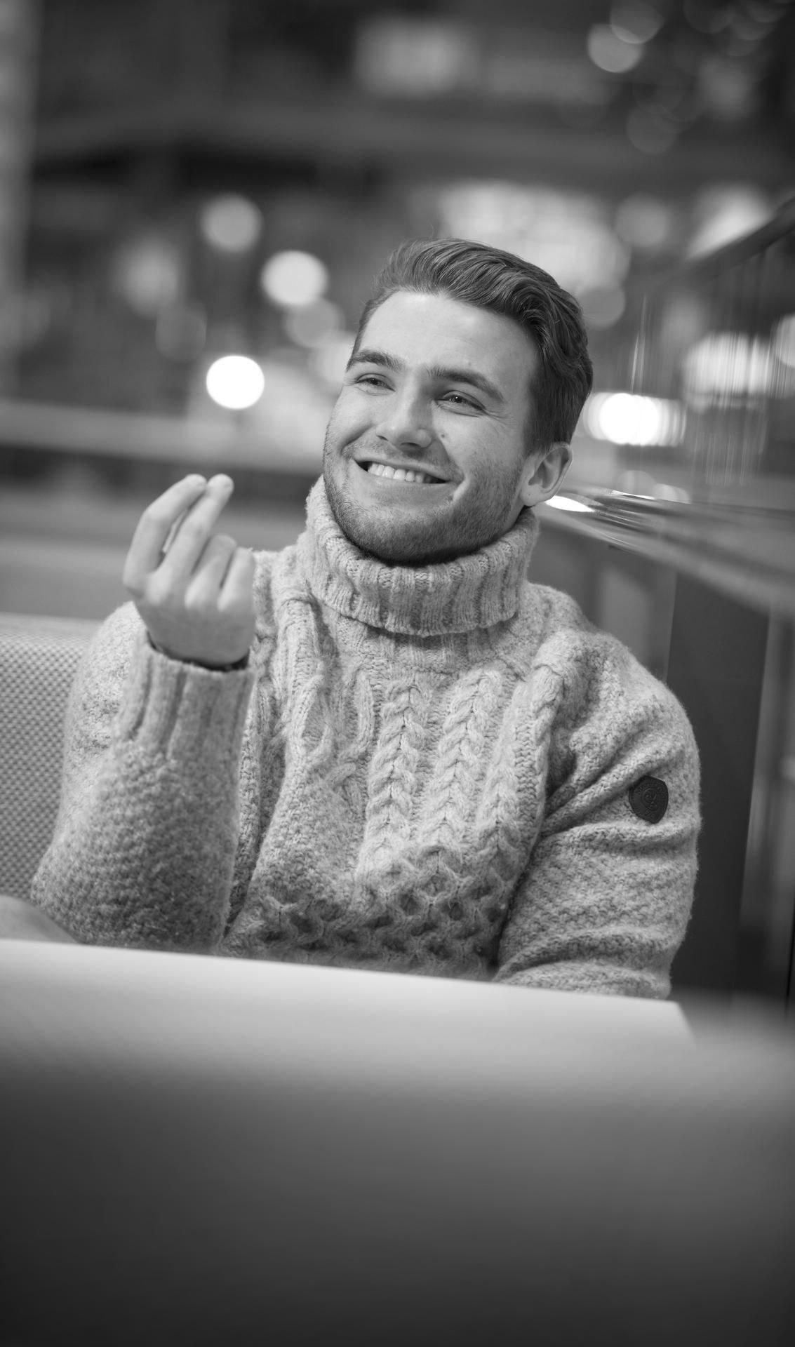 21-vuotias Ukkopekka eli Ukkis käy töissä Handelsbankenilla asiakaspalvelijana ja Lean Heat -firmassa anturiasentajana. 