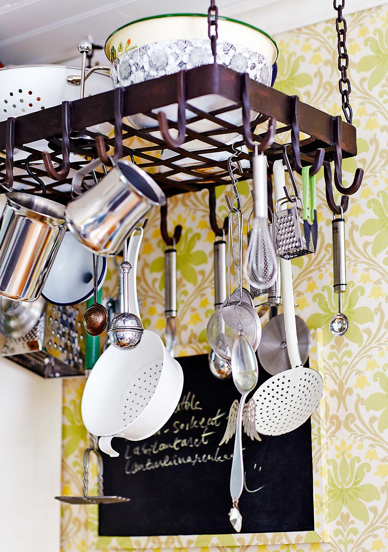 Keittiön tapetti on kotimaisen Pihlgren ja Ritolan Jugend-Magnolia.