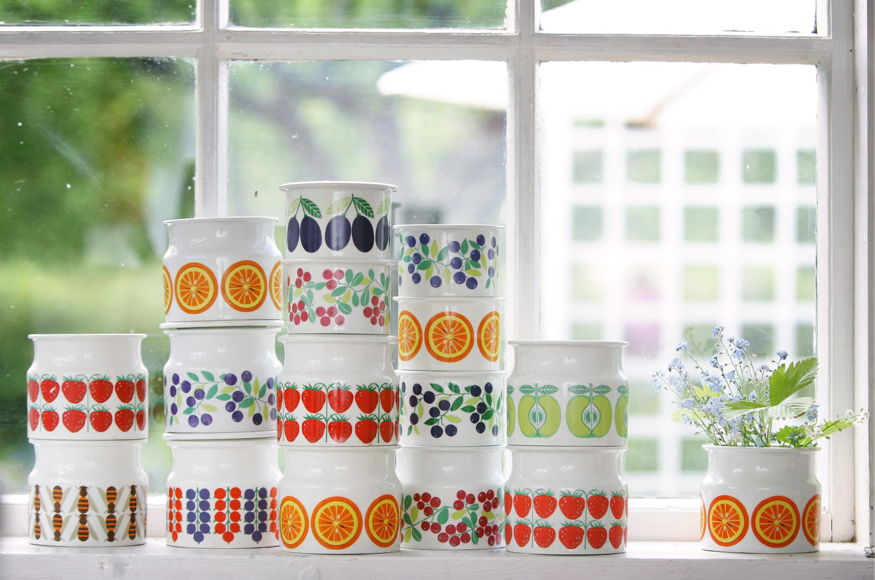 Raija Uosikkisen Pomona-astiasarja on täynnä kesän värejä. Kuva Jenni-Justiina Niemi