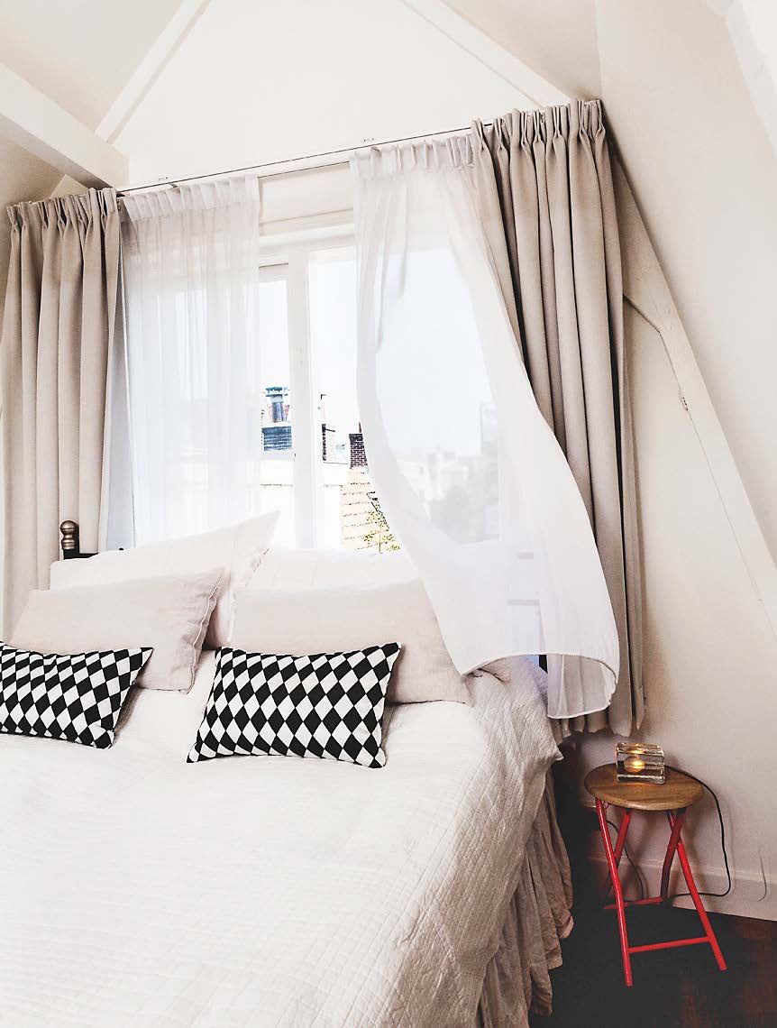 Makuuhuoneen ikkunasta avautuu vehreä kattonäkymä.