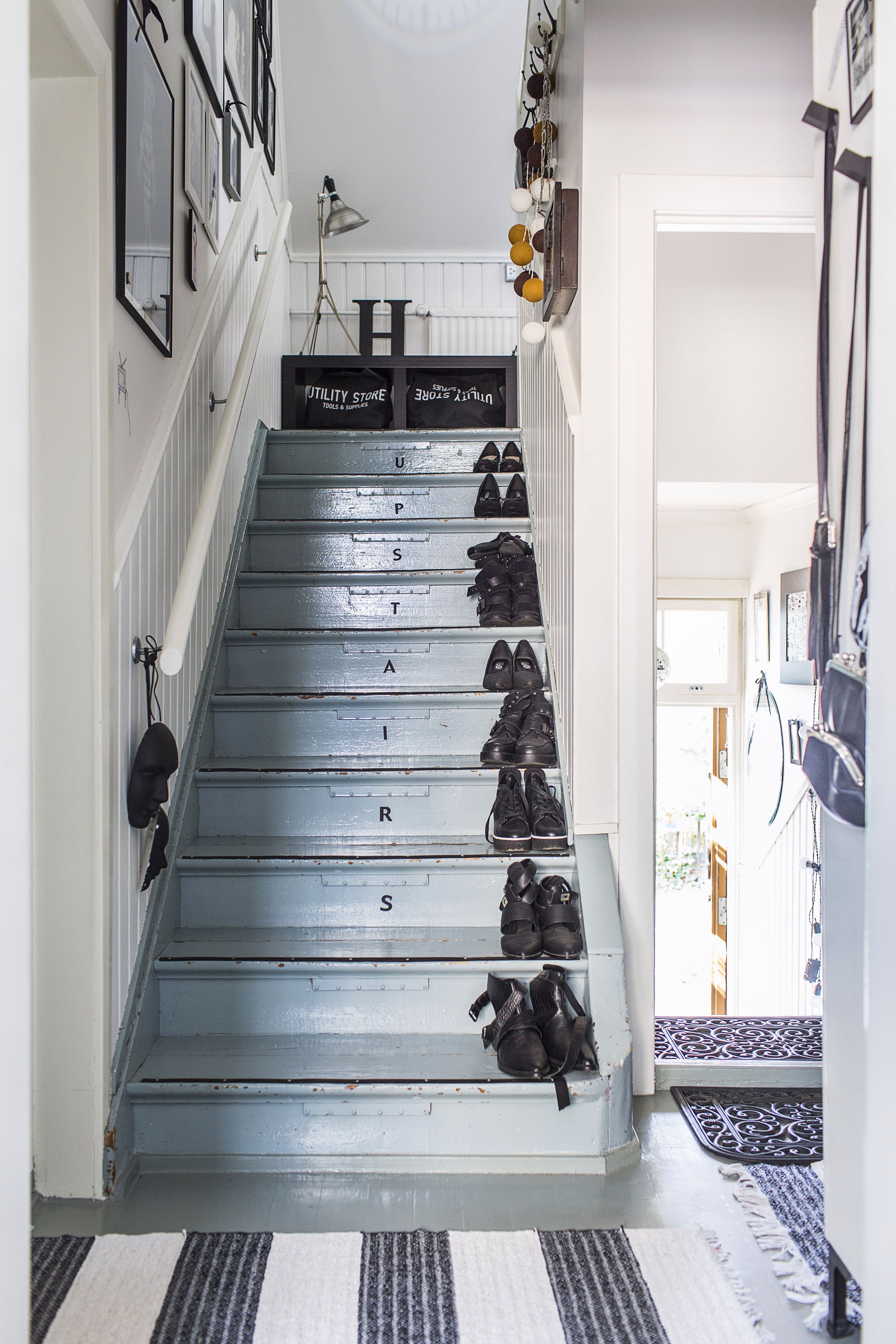 Vanhan talon lattiat ovat aina viileät. Yläkerran makuuhuoneeseen hiippaillaan villasukissa. Portaikko on samalla kaunis kenkäteline.