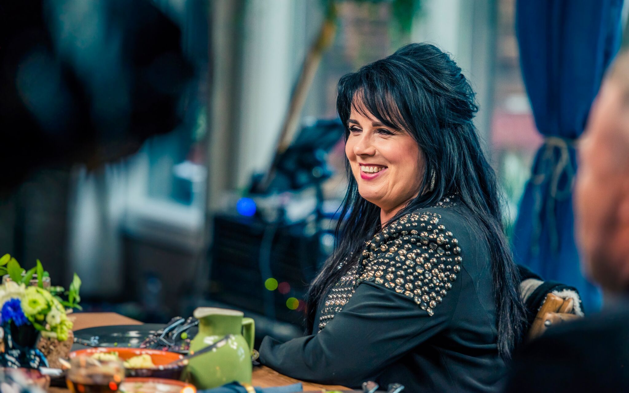 Myös Kaija Koo pitää maalaamisesta, mutta pitsinnypläyskin innostaa.