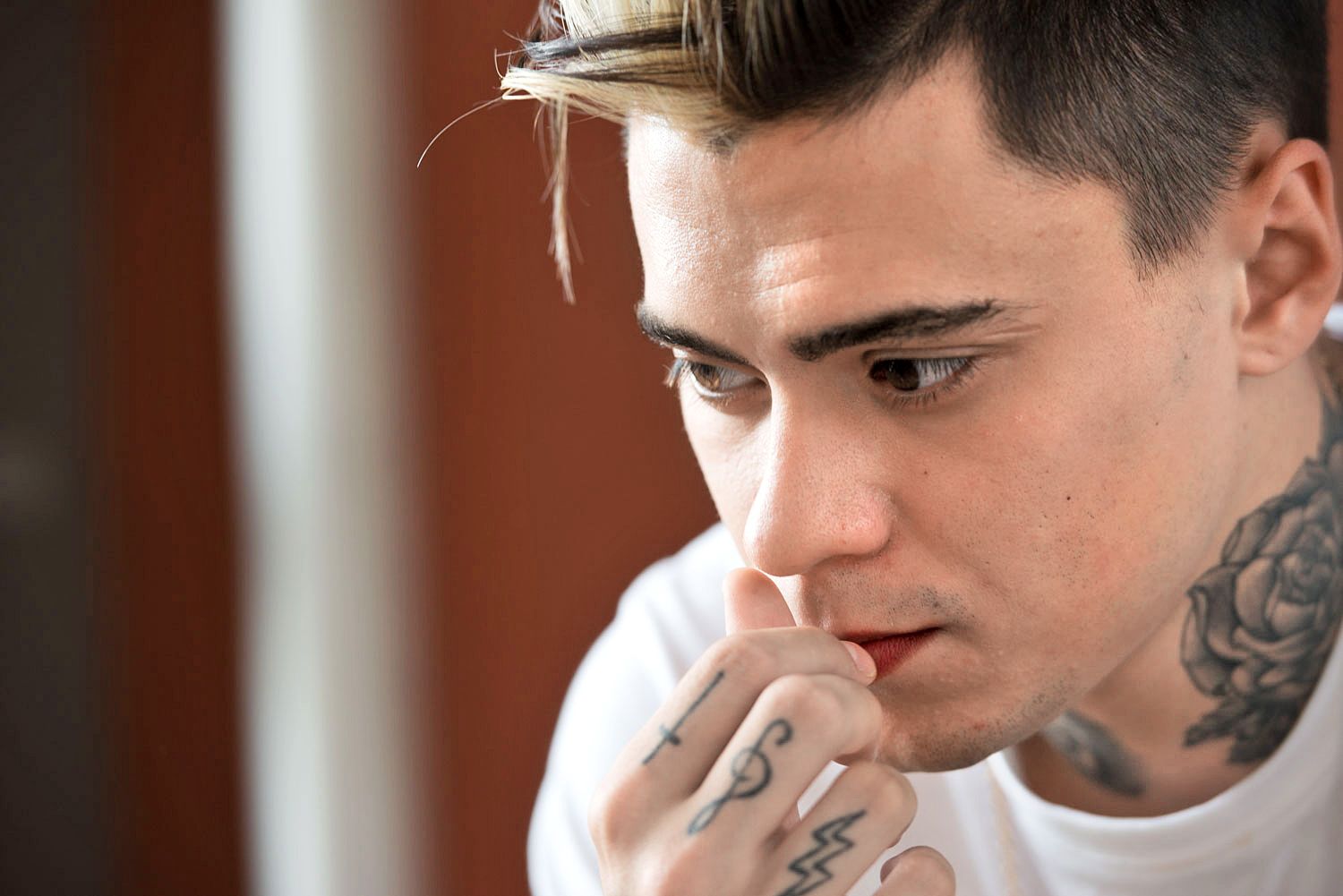 Ristitatuointi muistuttaa äidistä. Hänen antamansa hengellinen koru saattaisi hävitä, mutta tatuointi pysyy.