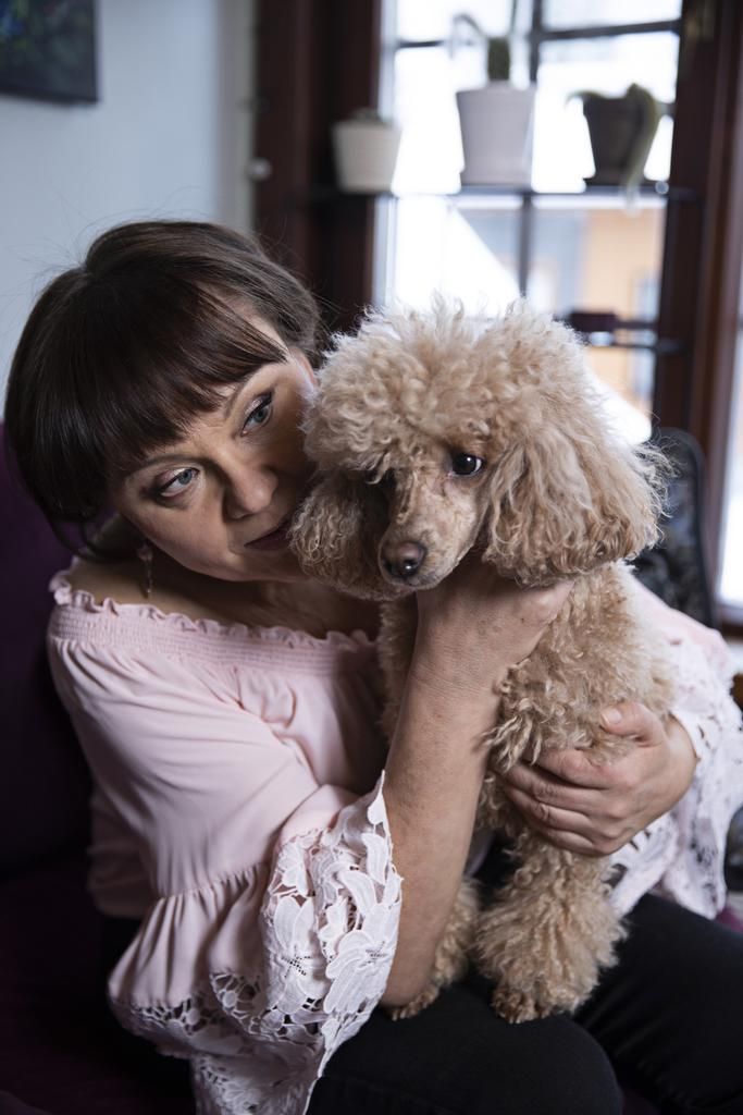 Bambi-koira on koko syksyn nukkunut aivan Anna-Leenan kyljessä kiinni. ”Ihan kuin se tietäisi, että nyt on iso suru. Ja varmaan tietääkin.”