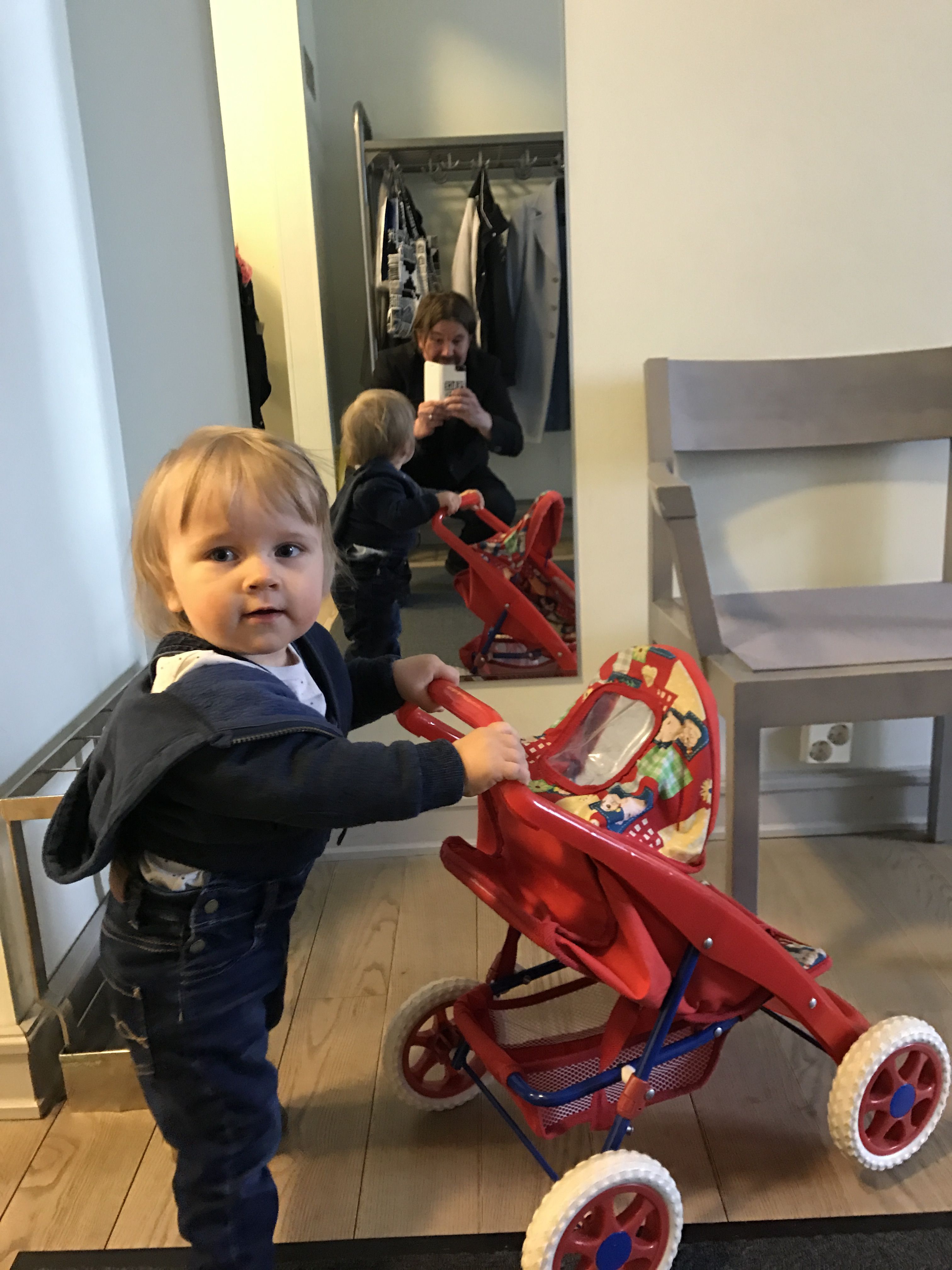 Pojan leikit ja touhut ovat parasta viihdettä.