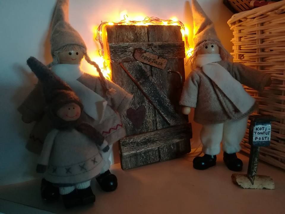 "Tämä on hyvän ystäväni askartelema tonttuovi. Arvostan kierrätysmateriaalien käyttöä ja tämä on tehty kokonaan vanhoista materiaaleista. Esimerkiksi oven kahvana vanha hevosenkengän naula." Marketta Lehtorinne