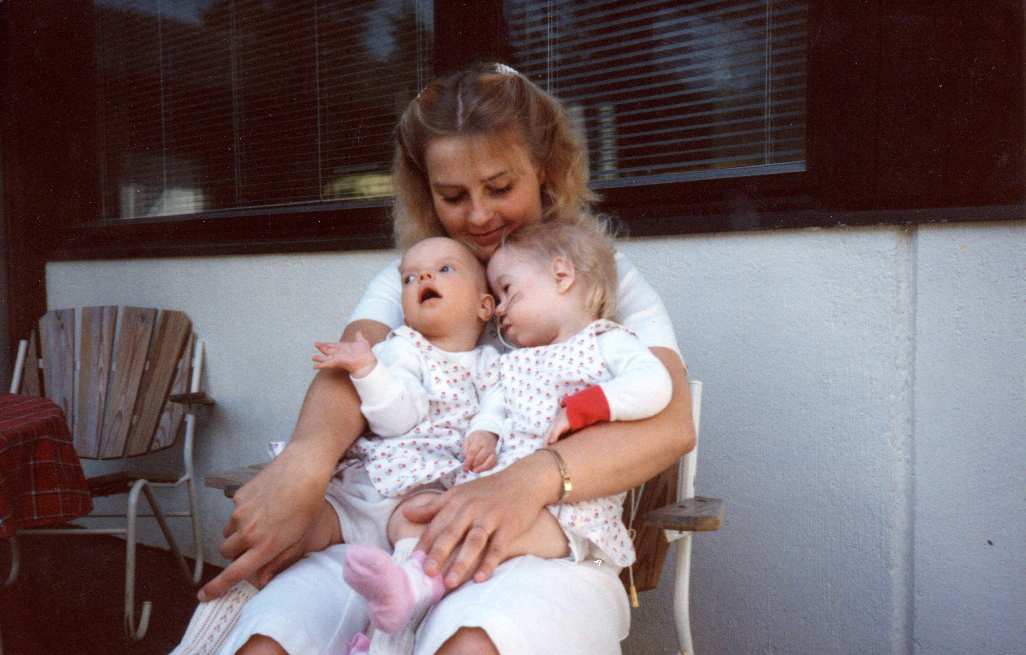 Vuonna 1986 työskentelin kehitysvammalaitoksella. Näitä kahta lasta rakastin valtavasti.