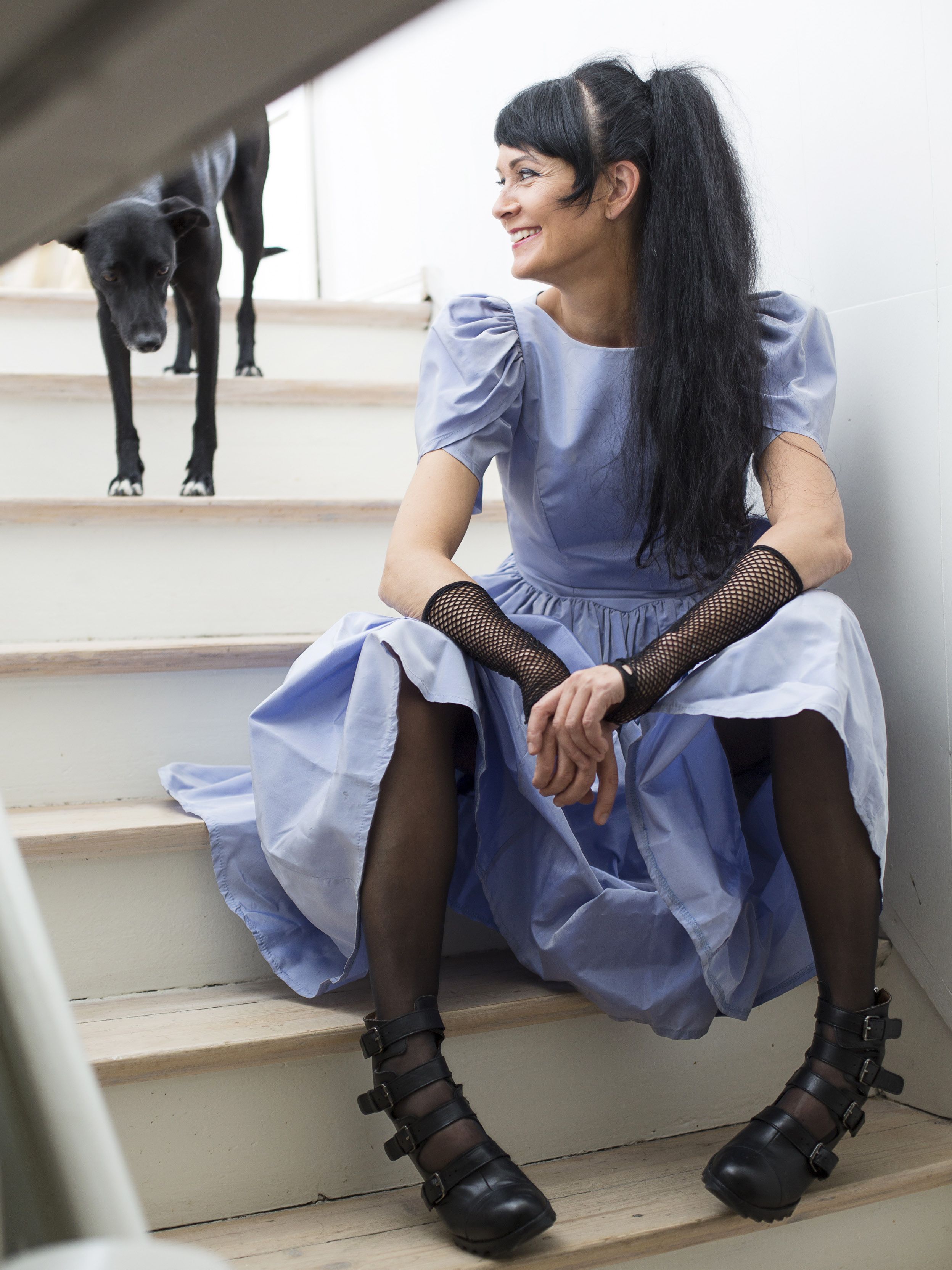 ”Lähdin Keski-Suomesta Helsinkiin ostamaan prinsessamekkoa Laura Ashleyltä vuonna 1987. Säilytän mekkoa nostalgisista syistä, etenkin kun mahdun tähän yhä.”