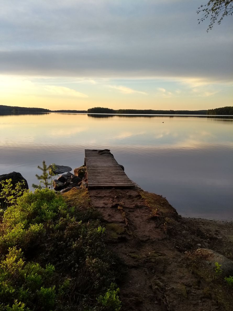 ”Vuonna 1971 valmistunut vanha idyllinen laituri väistyy uuden isomman laiturin tieltä tänä kesänä uusien mökkiläisten erilaisten tarpeiden vuoksi. Todennäköisesti pystymme jotenkin vielä hyödyntämään vanhan laiturin. Saamme siitä ehkä apulaiturin kajakilla vesille menoon.” – Tarjuska