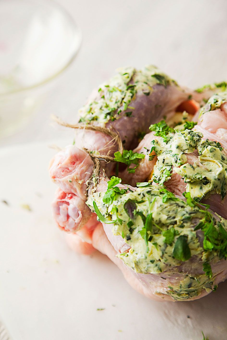 Vatsaonteloon sujautetut sitruunalohkot pysyvät aloillaan,&nbsp;kun sidot broilerinkoivet yhteen puuvillaisella paistonarulla. Ennen herkuttelua poista sitruunat ja paloittele broileri.