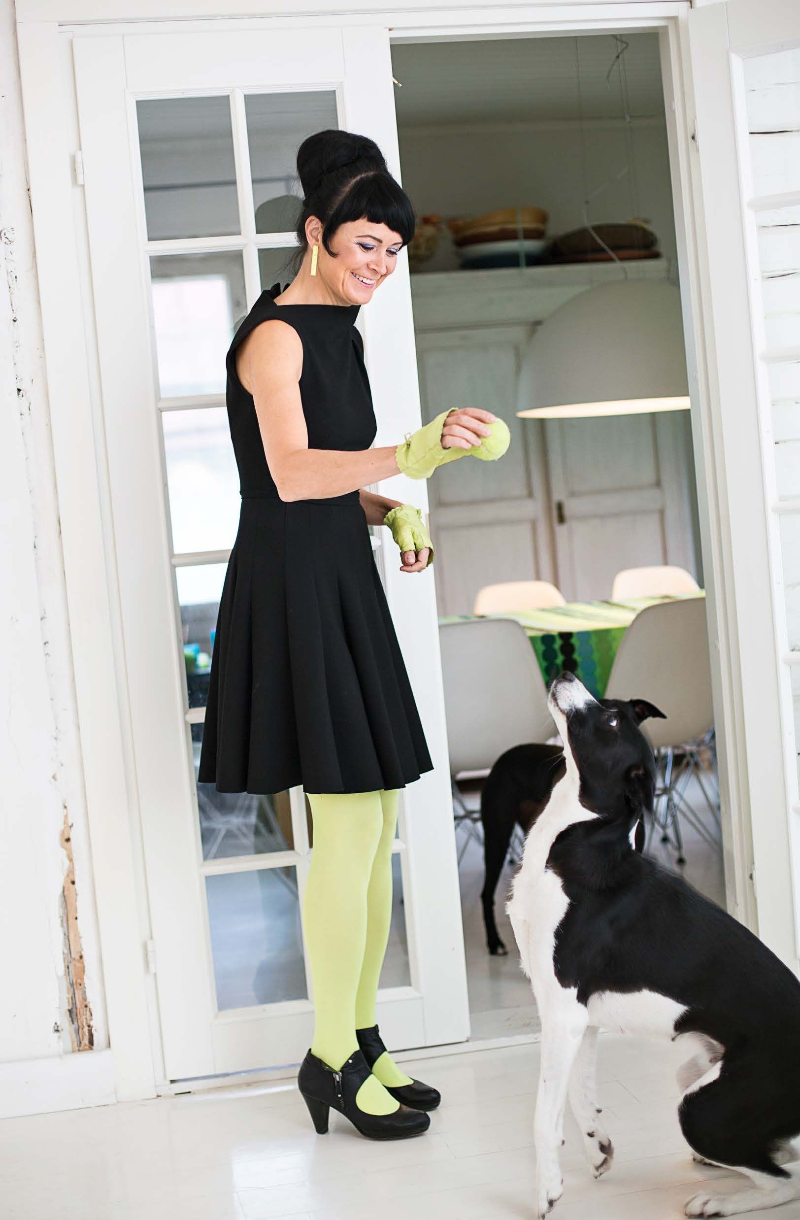 ”Ystäväni kutsui minua tässä asussa sitruunalakuksi. Asuja voi suunnitella vaikka makeisten, drinkkien tai kukkien inspiroimina. Nahkahanskat on ostettu Roomasta. Käytän paljon ranteenlämmittimiä: lyhyitä ja melkein kyynärpäähän ulottuvia.” Linssiluteina sekarotuiset koirat Varpu ja Kerttu.