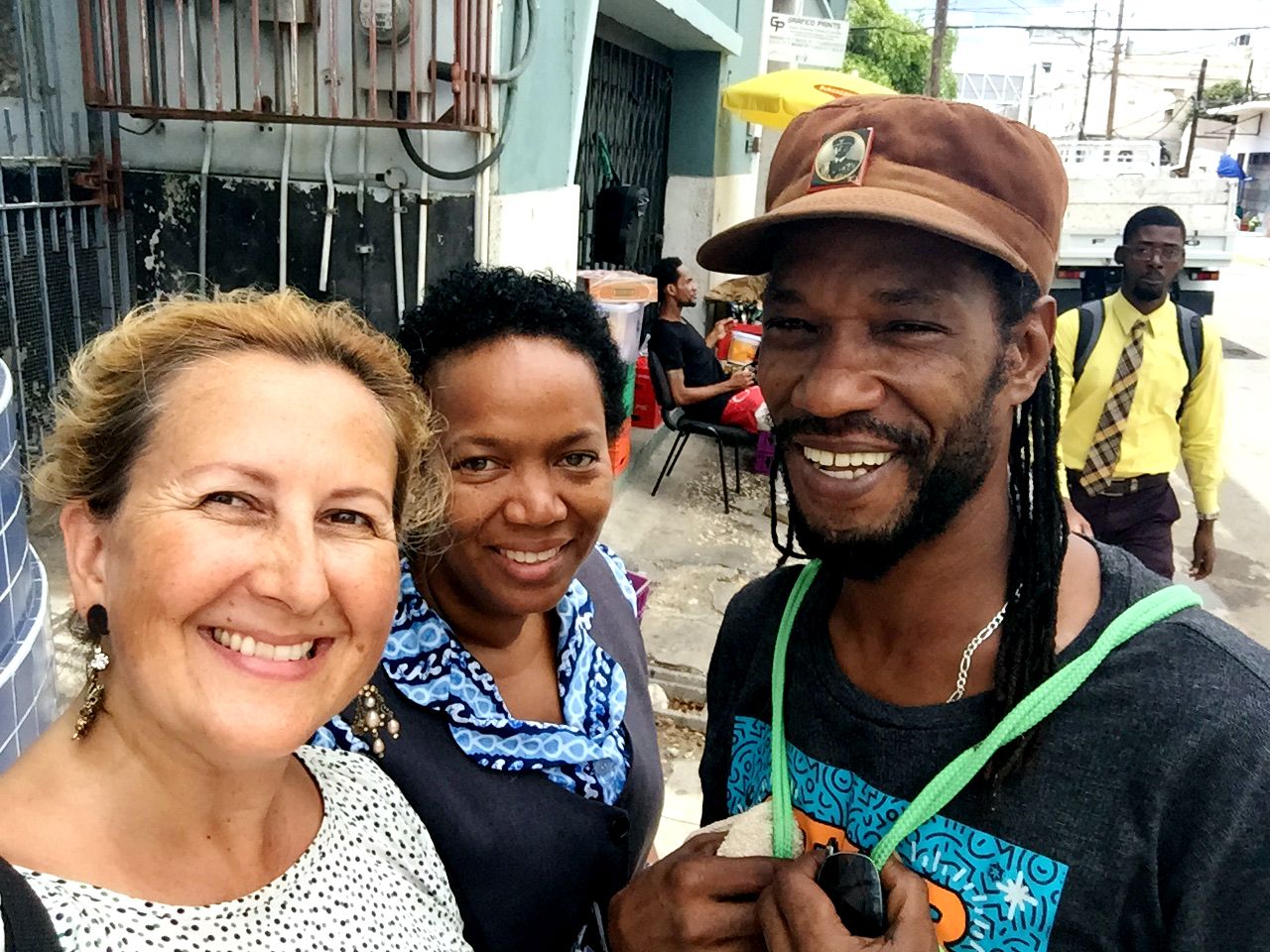 Marjo, Evon ja Evonin sisko Carol. Marjo uskoo, että hänen kotiinsa löytävät ne ihmiset, joiden kanssa tiet on tarkoitettukin risteämään.