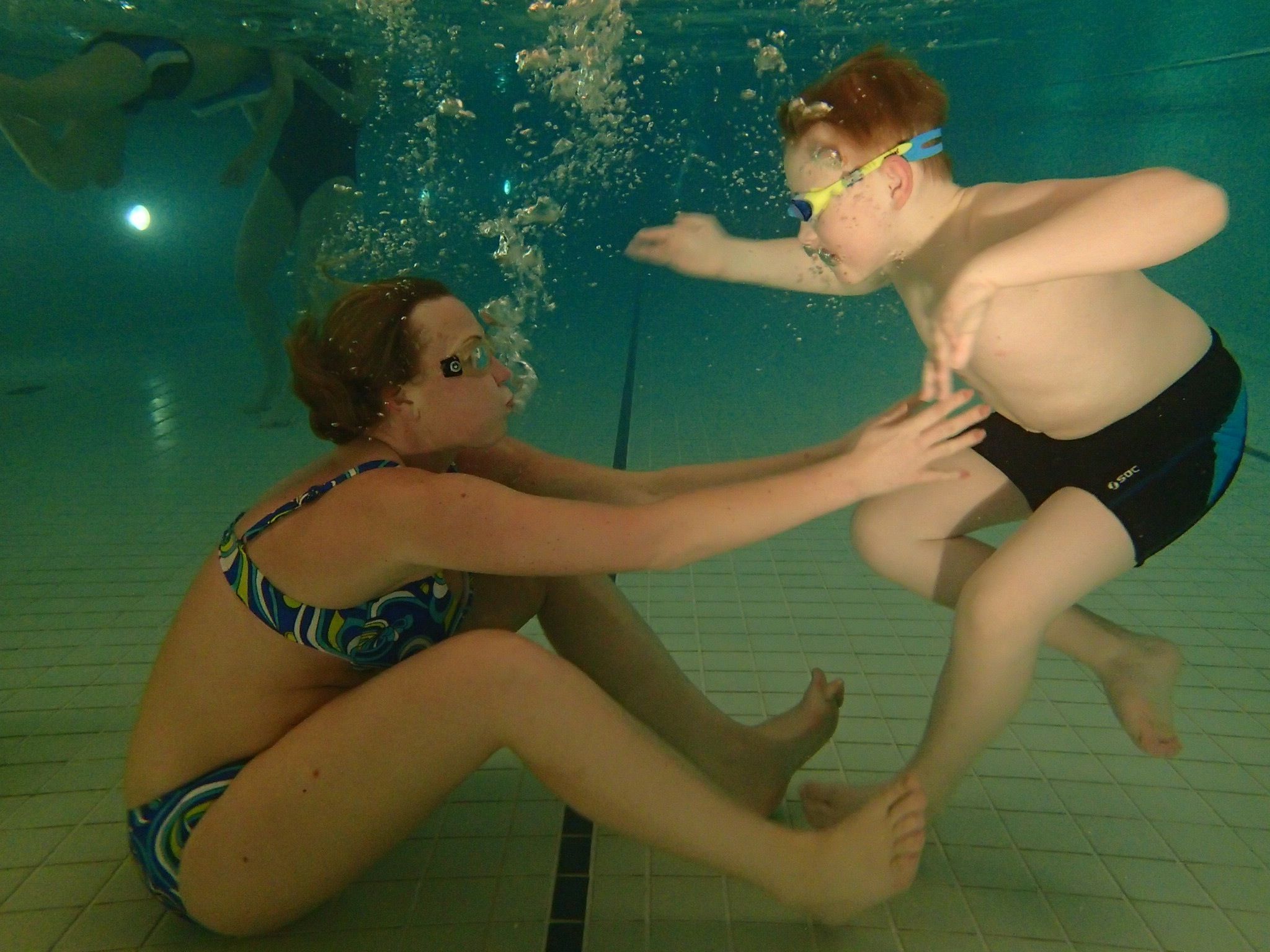 Uiminen on Jimin lempiharrastus. Koska hän ei näe hyvin, eteenpäin päästään käsikosketuksella.