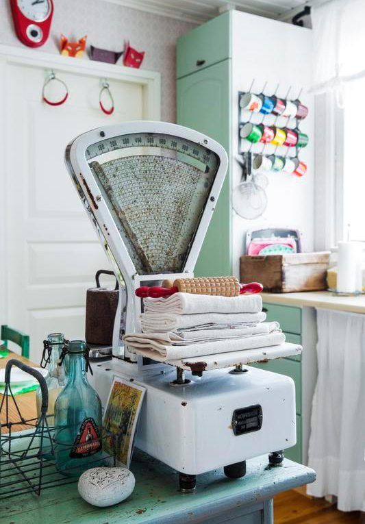 Painava vanha vaaka kannettiin kotiin kirpputorilta.