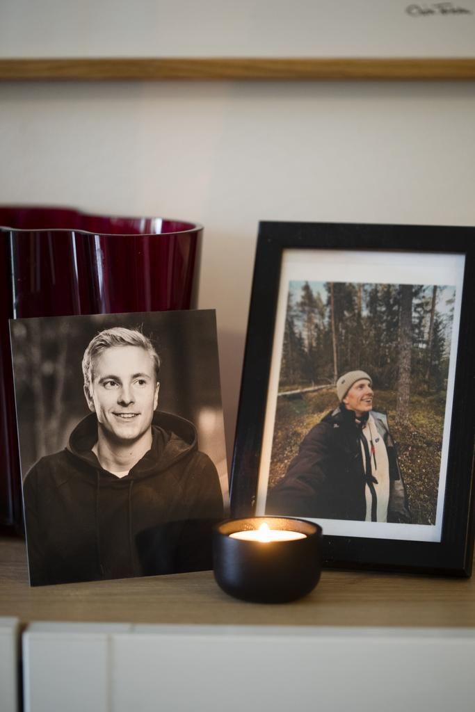 Äidin olohuoneessa on kuvia Jannesta. Jannen äidin, siskon ja ystävän toive on, että Jannen elämästä puhumalla he voisivat auttaa muita.