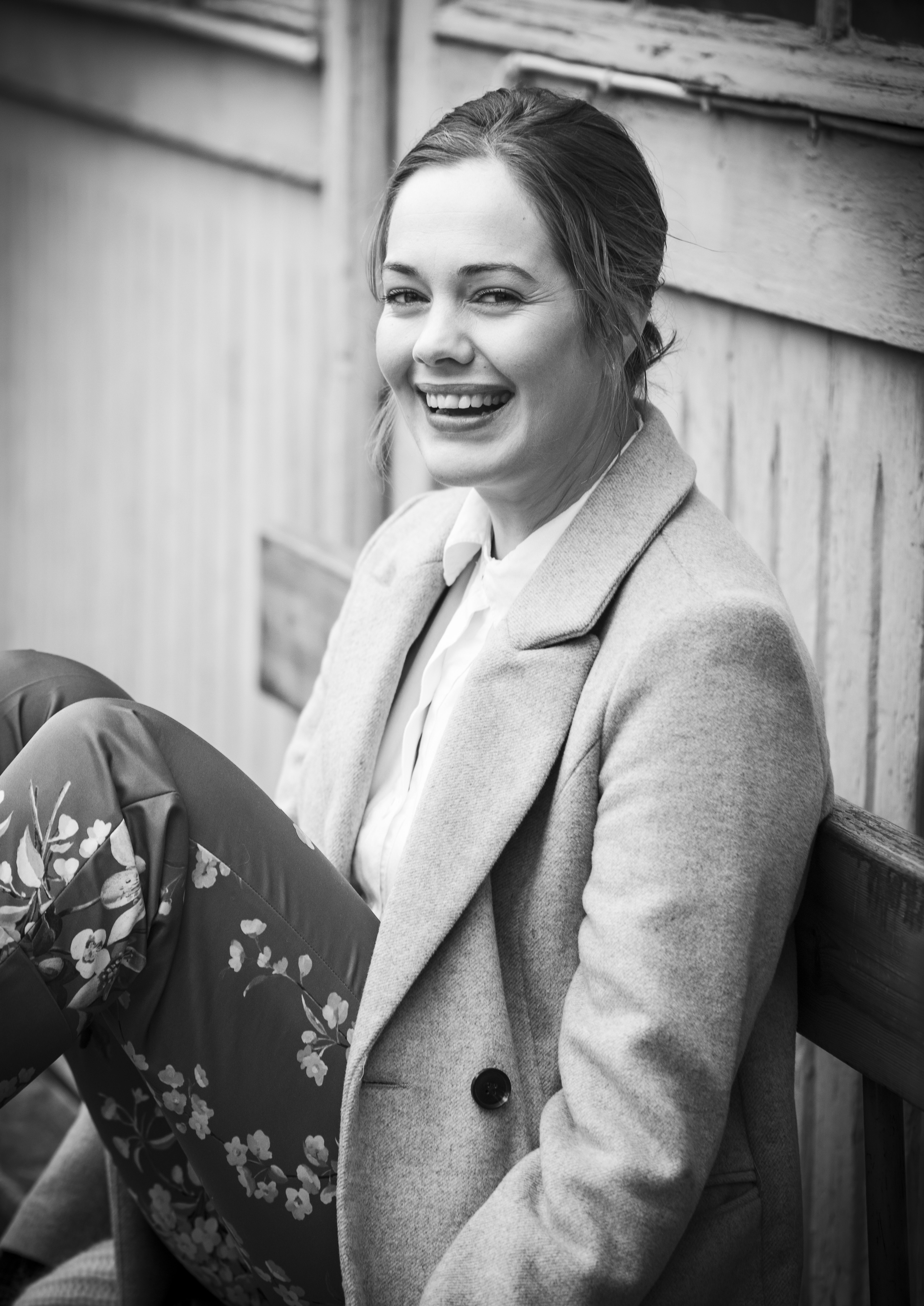 31-vuotias näyttelijä Oona Airola valmistui Teatterikorkeakoulusta maisteriksi 2015. Hän on voittanut kaksi Jussi-palkintoa. Oona on kotoisin Kokkolasta ja asuu Helsingissä isänsä ja sisarustensa lähellä.