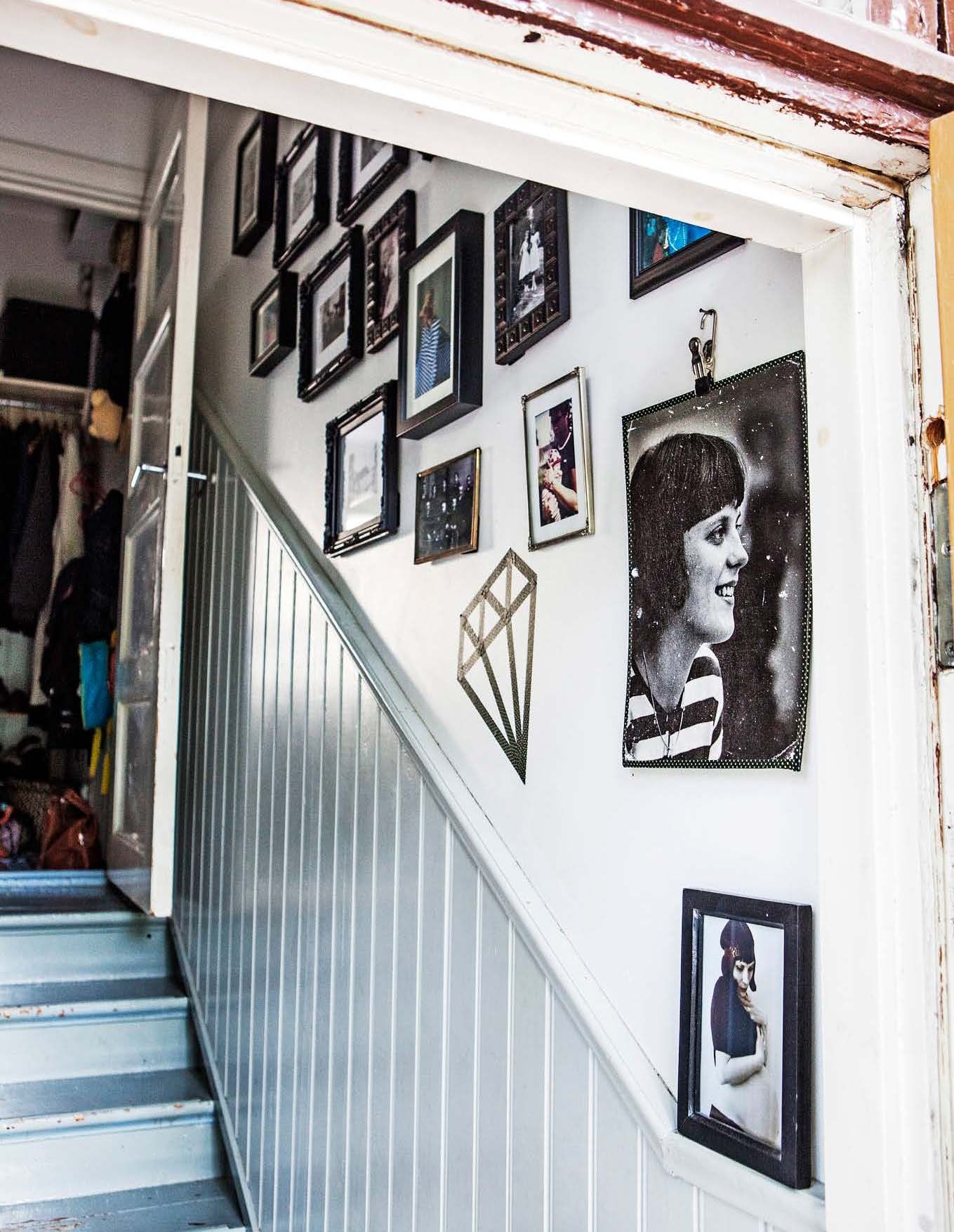 Sisääntuloa koristaa Pian ja Jarin sukukuvista koottu kollaasi. Samanväriset kehykset hillitsevät kuvien kirjoa. Timanttikuvio on tehty teipillä. 