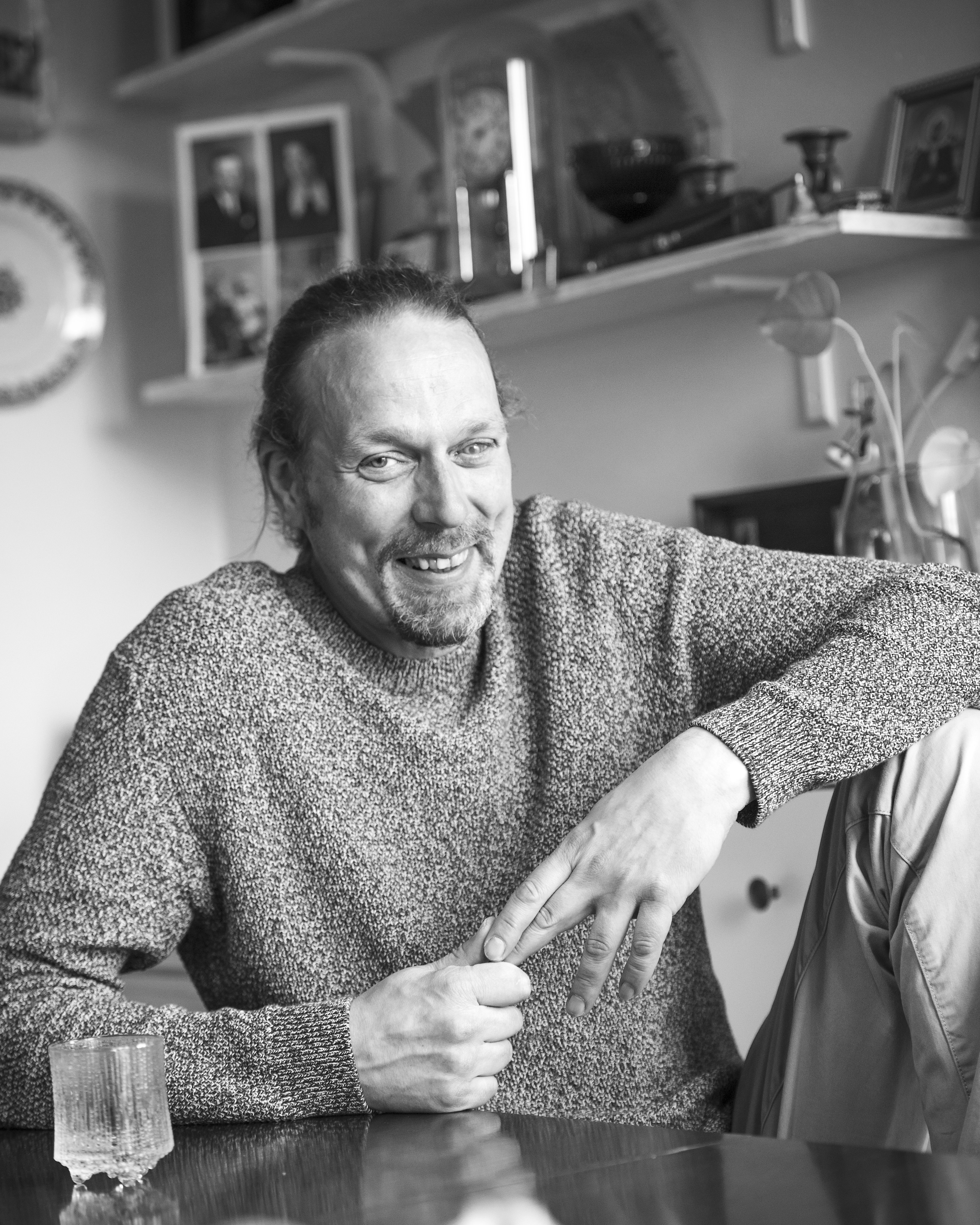 Sauli Honkanen on 48-vuotias gradua vaille valmis taiteen maisteri, joka tekee tällä hetkellä peltikattoja ja maalaa tauluja. Sauli asuu Porvoossa puolisonsa ja kahden lapsensa kanssa.