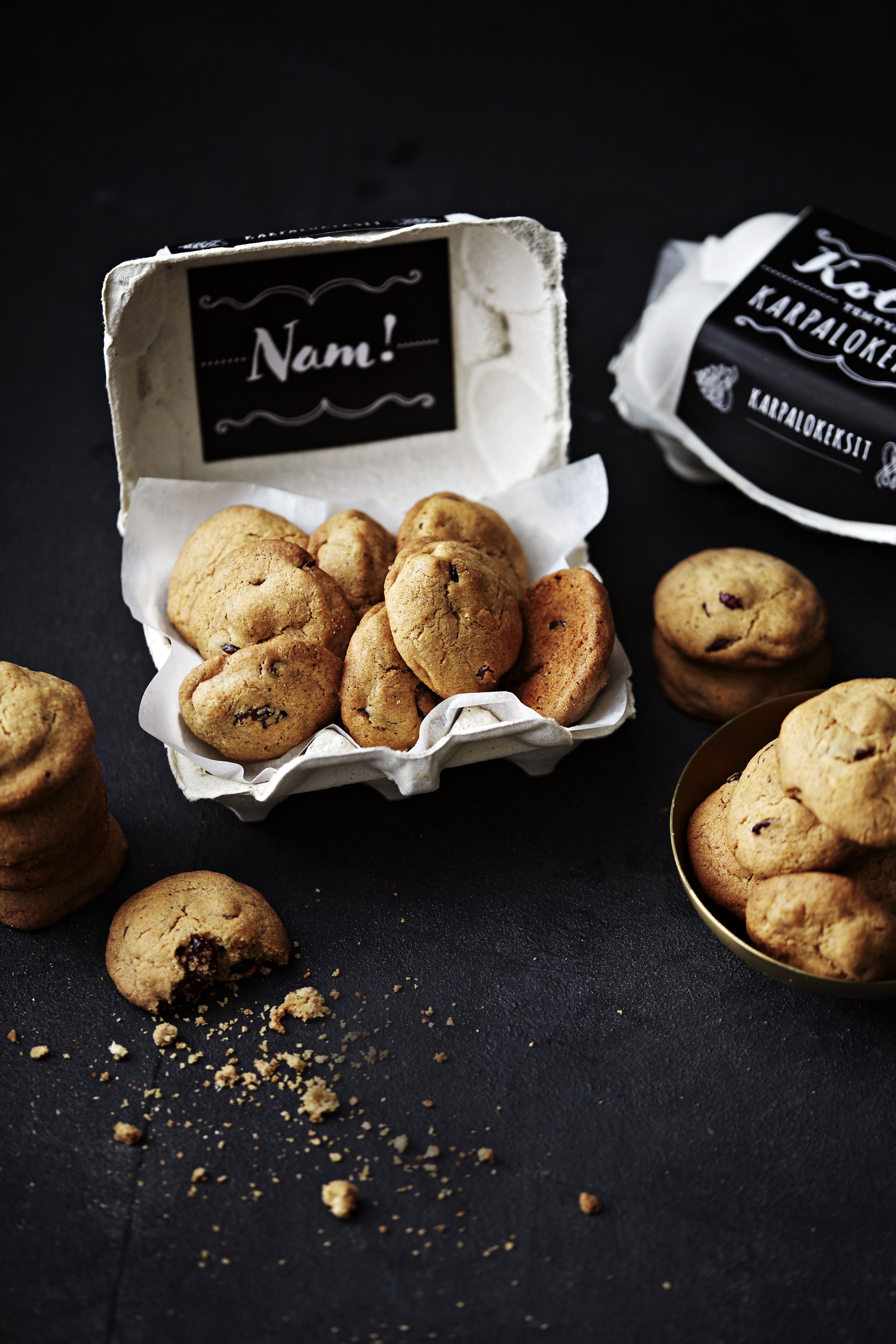 Munakennoista, pilttipurkeista, pursotinpusseista ja maalatuista peltirasioista syntyy näyttävät lahjapakkaukset joulun herkkulahjoille.