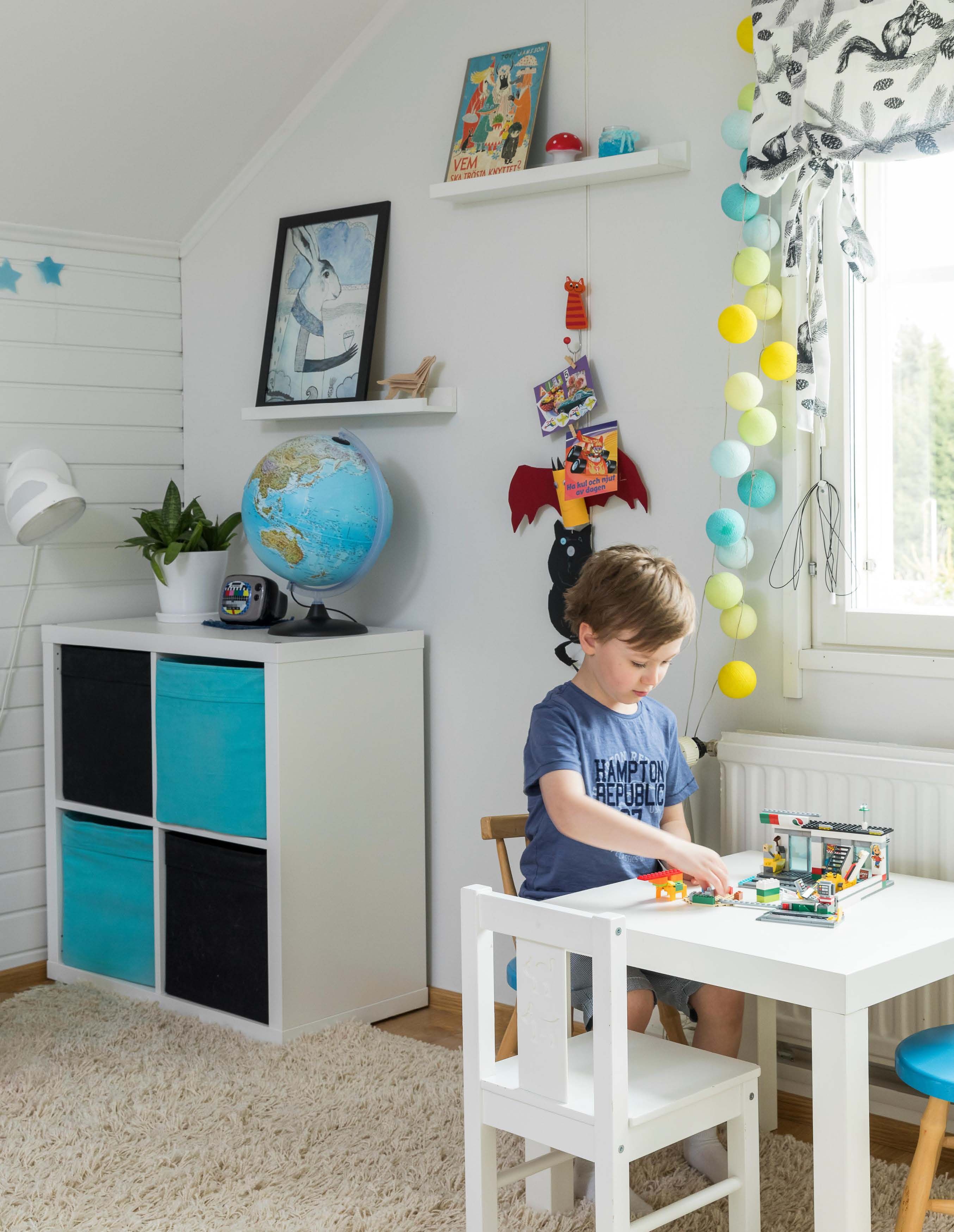 6-vuotiaan Alexin lempipuuhaa ovat lego- ja autoleikit. Muumikirja hyllyllä on kuulunut hänen mummilleen.