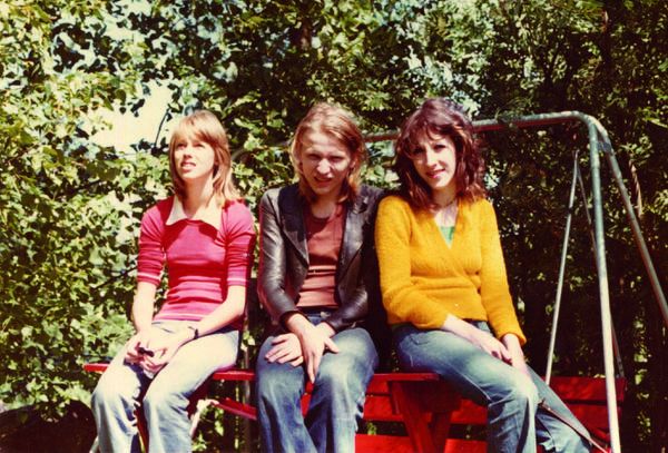 Muska (oik.) ja Hande (kesk.) tutustuivat vuonna 1971, kun Hande heitti Muskaa lumipallolla Helsingin Pohjois-Haagan ostarilla. Kesäisellä pihalla istuskeltiin joskus vähän myöhemmin 1970-luvulla. Kuva kirjasta Muska (Like, 2022).