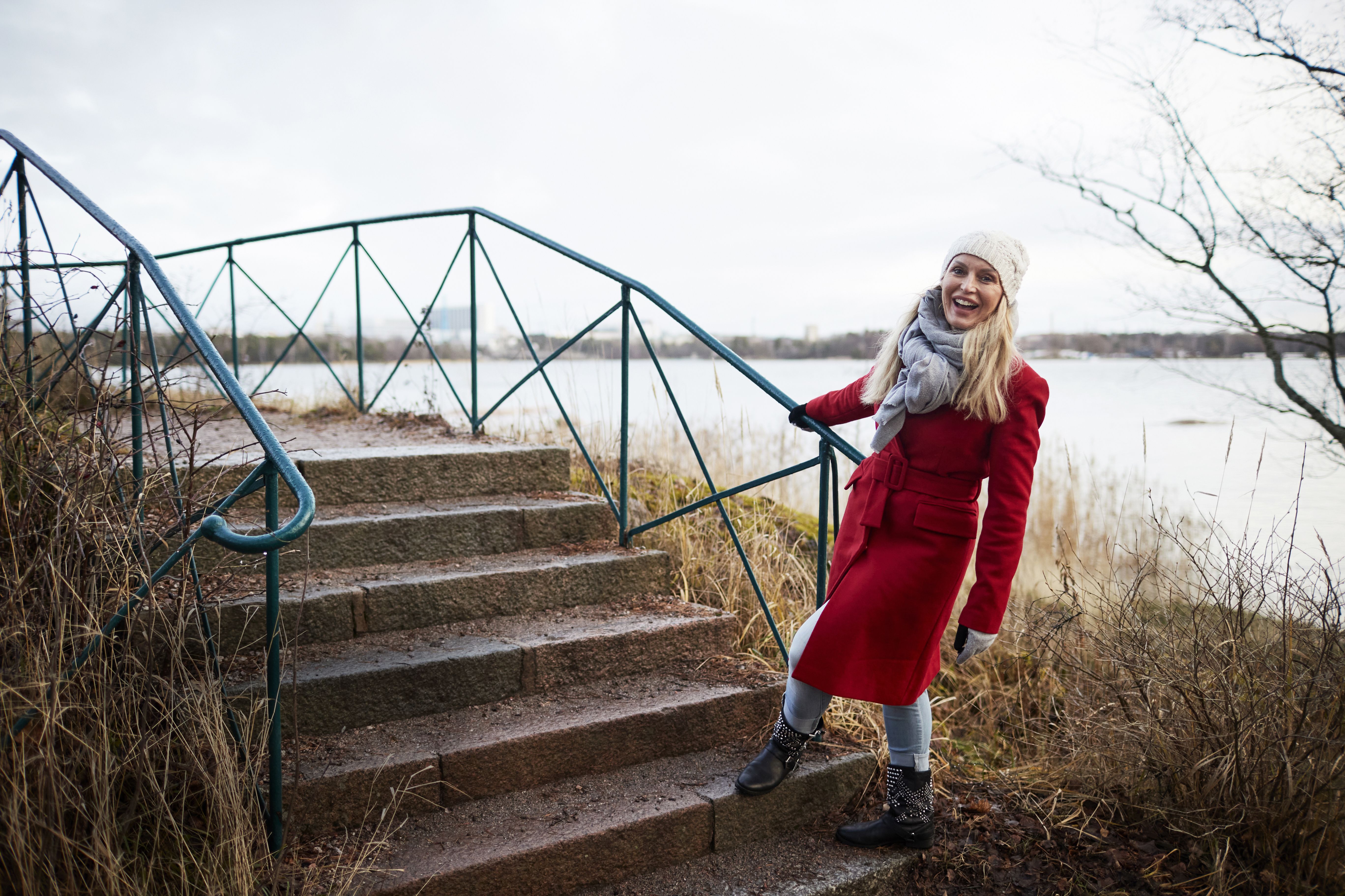”Tämä elämänvaihe on ravisteleva, rehellinen ja hyvä. En haluaisi olla enää nuori. Olen mökkeilevä keski-ikäinen ja kauhean tyytyväinen siihen, mitä elämässä on”, Laura sanoo.