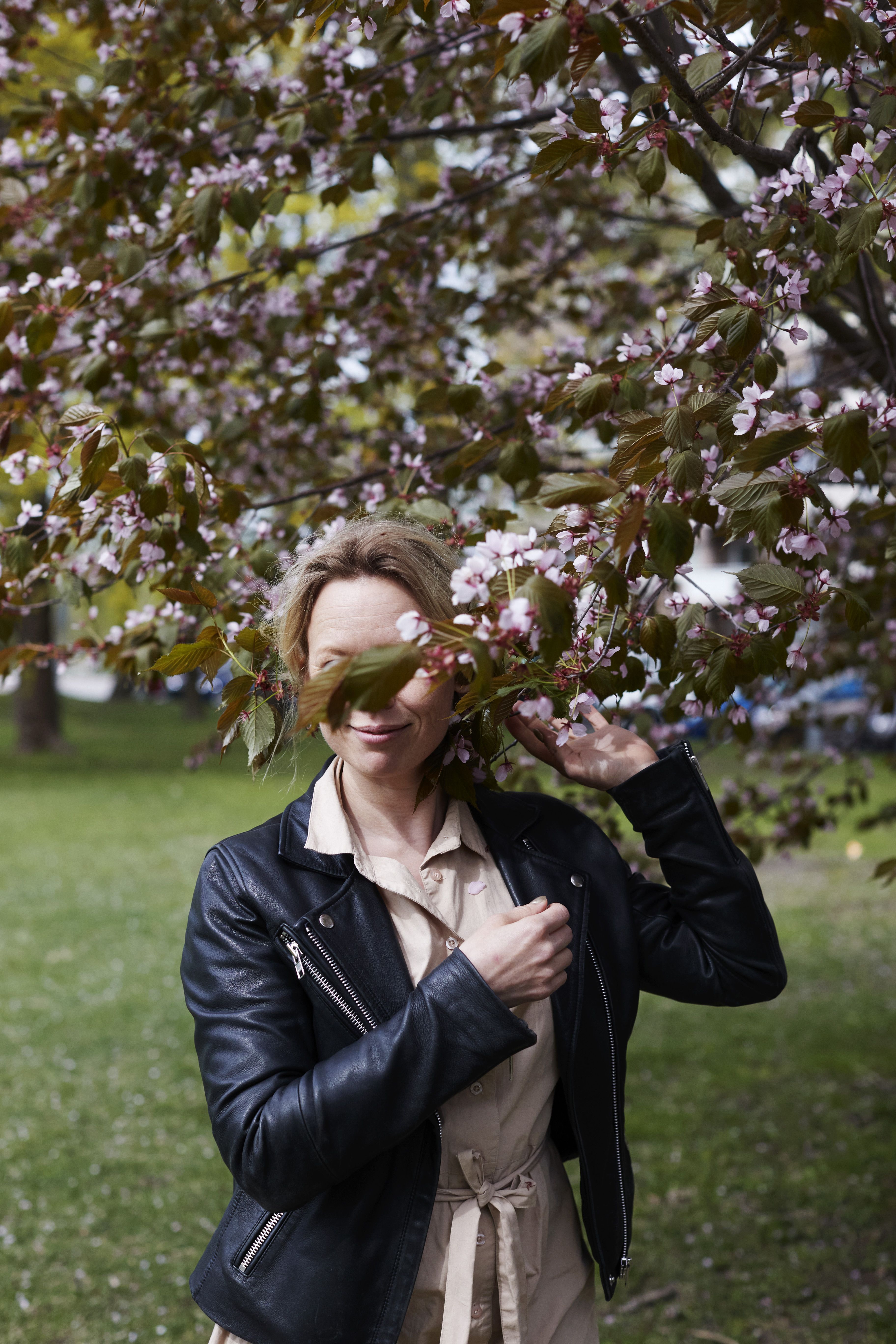 ”Asun vähän siellä sun täällä. Työ vie. Freelancerin vapaus sopii minulle. Vaikka en aina tiedä, mitä teen vuoden tai edes puolen vuoden päästä, niin yleensä asioilla on tapana järjestyä. Niin äitini aina sanoo, ja näköjään nyt minäkin.”