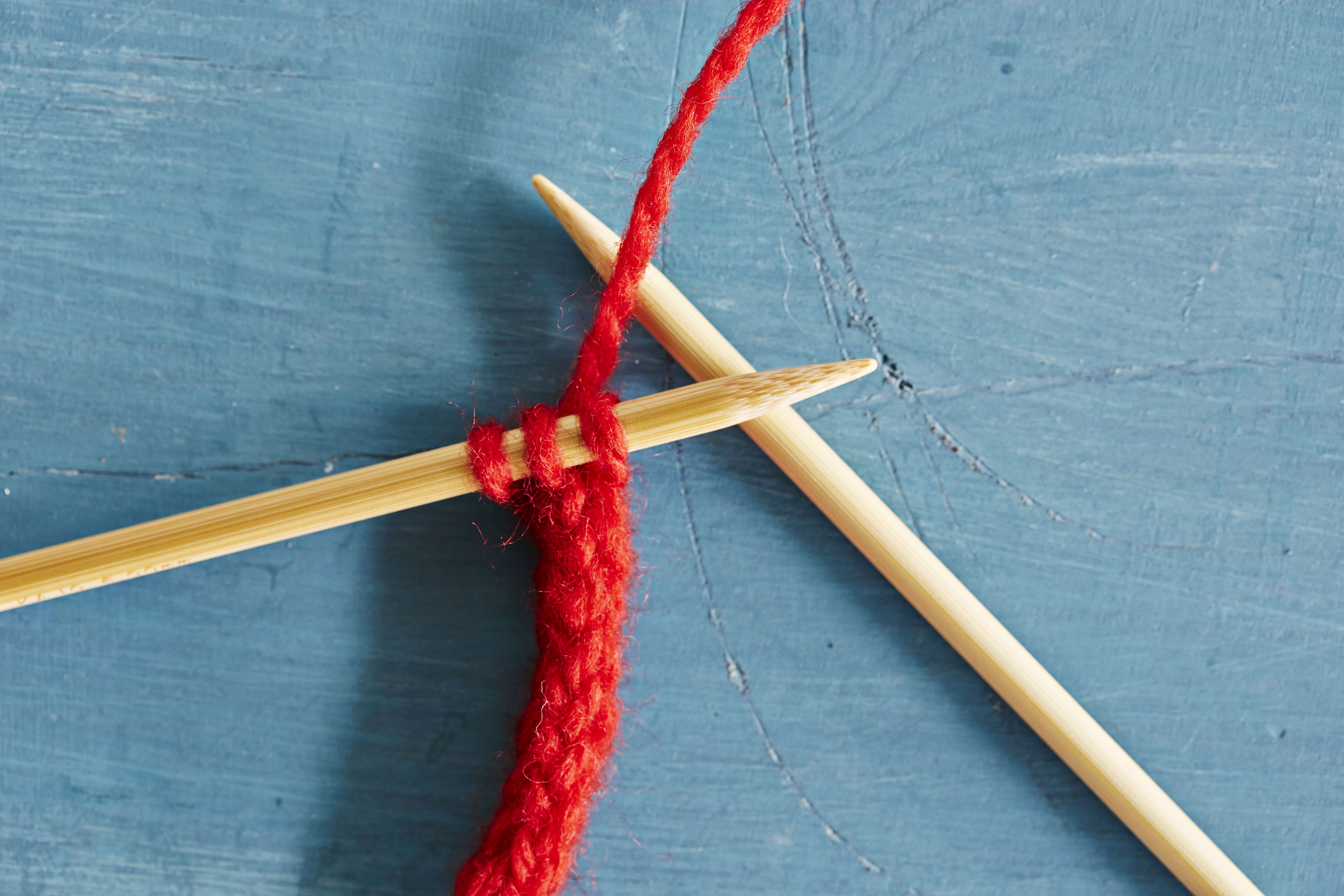 Kolmella silmukalla neulottava nyöri on poikkileikkaukseltaan pyöreä.