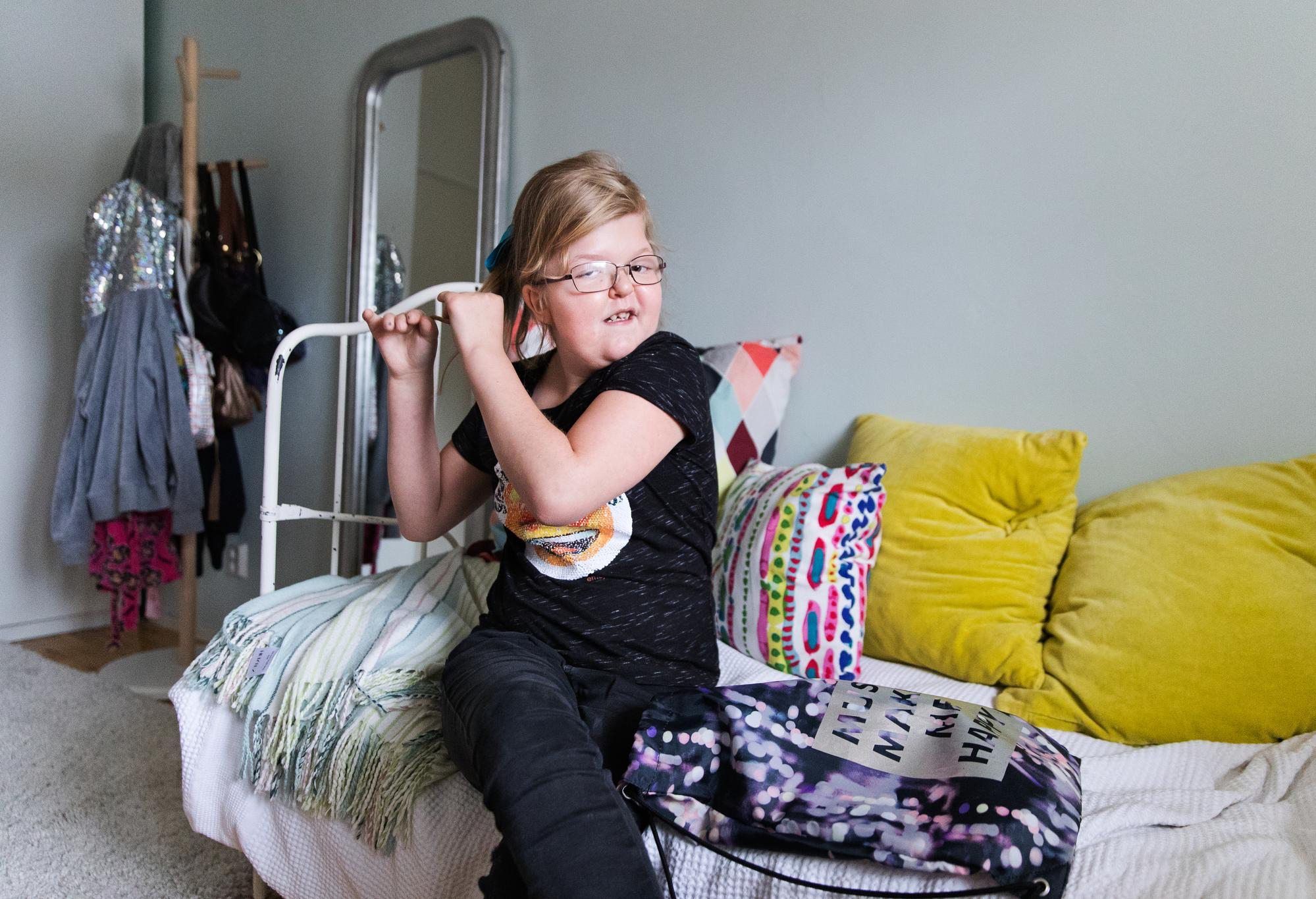 Minja-Maija halusi cheerleading-treeneihin rusetin tukkaan, vaikka se onkin hankala kuperkeikkaa tehdessä.