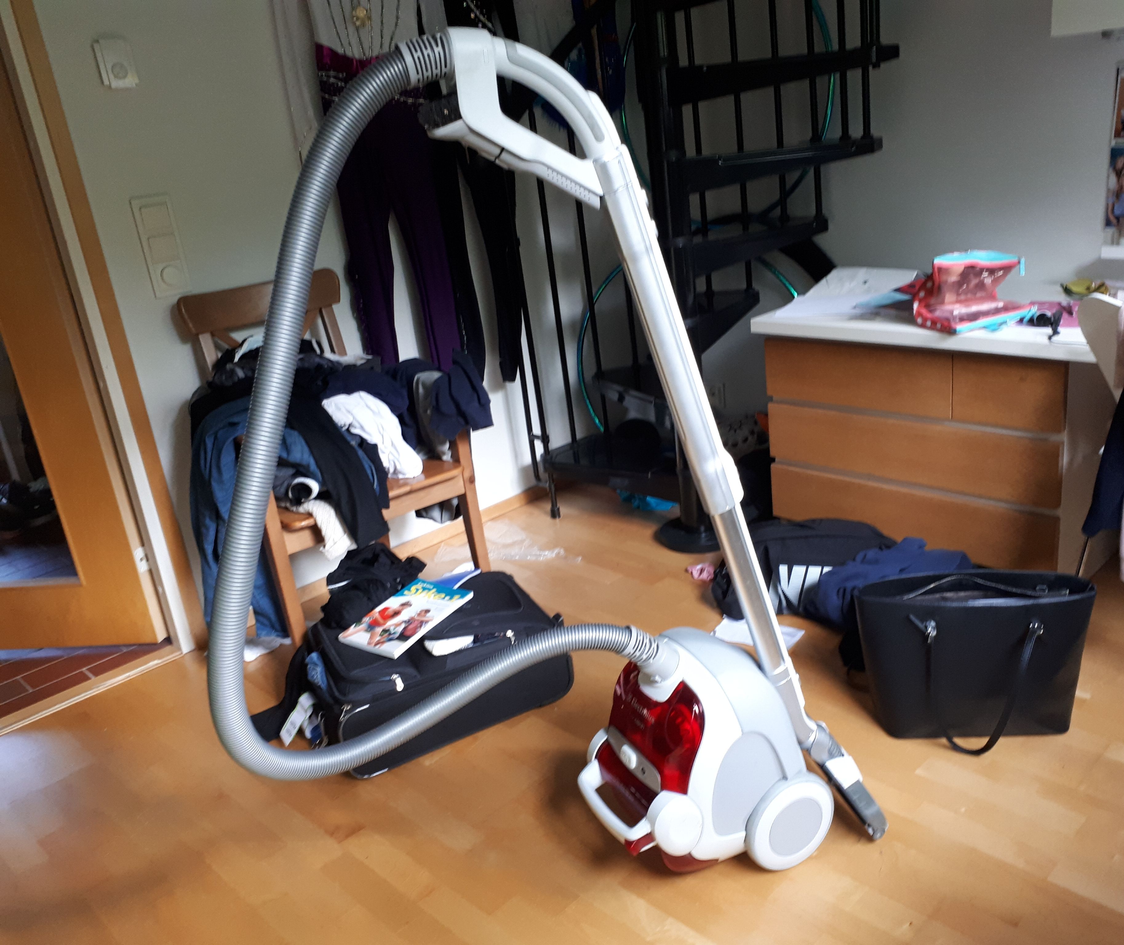 ”Käytä minua!” huutaa imuri teinille. Melko laihoin tuloksin.