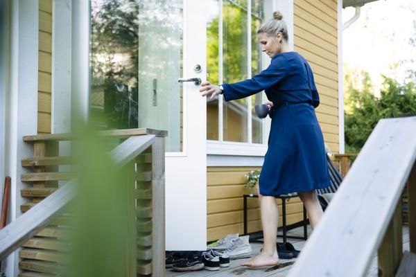 ”Olen kärsinyt liiasta kiltteydestä ja siitä, että en ole osannut pitää puoliani", Linda sanoo. Häntä on huvittanut ja mietityttänyt, että hänen roolihahmonsa ovat usein olleet kilttejä ja kunnollisia perheenäitejä, joita petetään ja loukataan. 