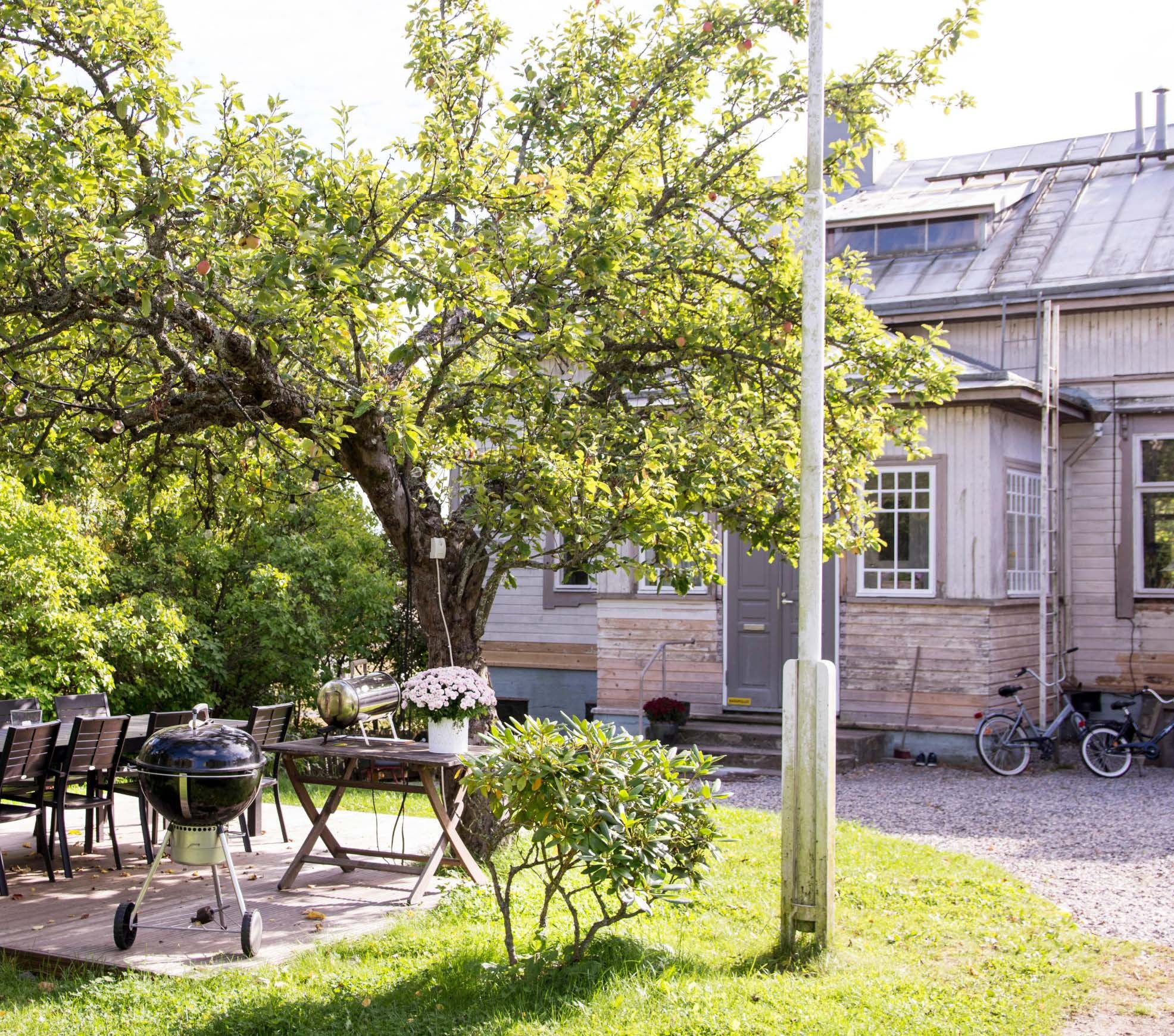 Paras aamu on sellainen, kun kenenkään ei tarvitse ehtiä mihinkään. Silloin kuluu pannullinen kahvia, ja aamun lehti luetaan hitaasti pihapöydässä.